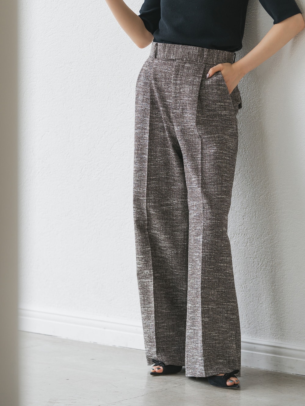 ブラック系のスラックス、ブルー系のニット/セーターを着用したレディースの秋コーディネートの4枚目の写真