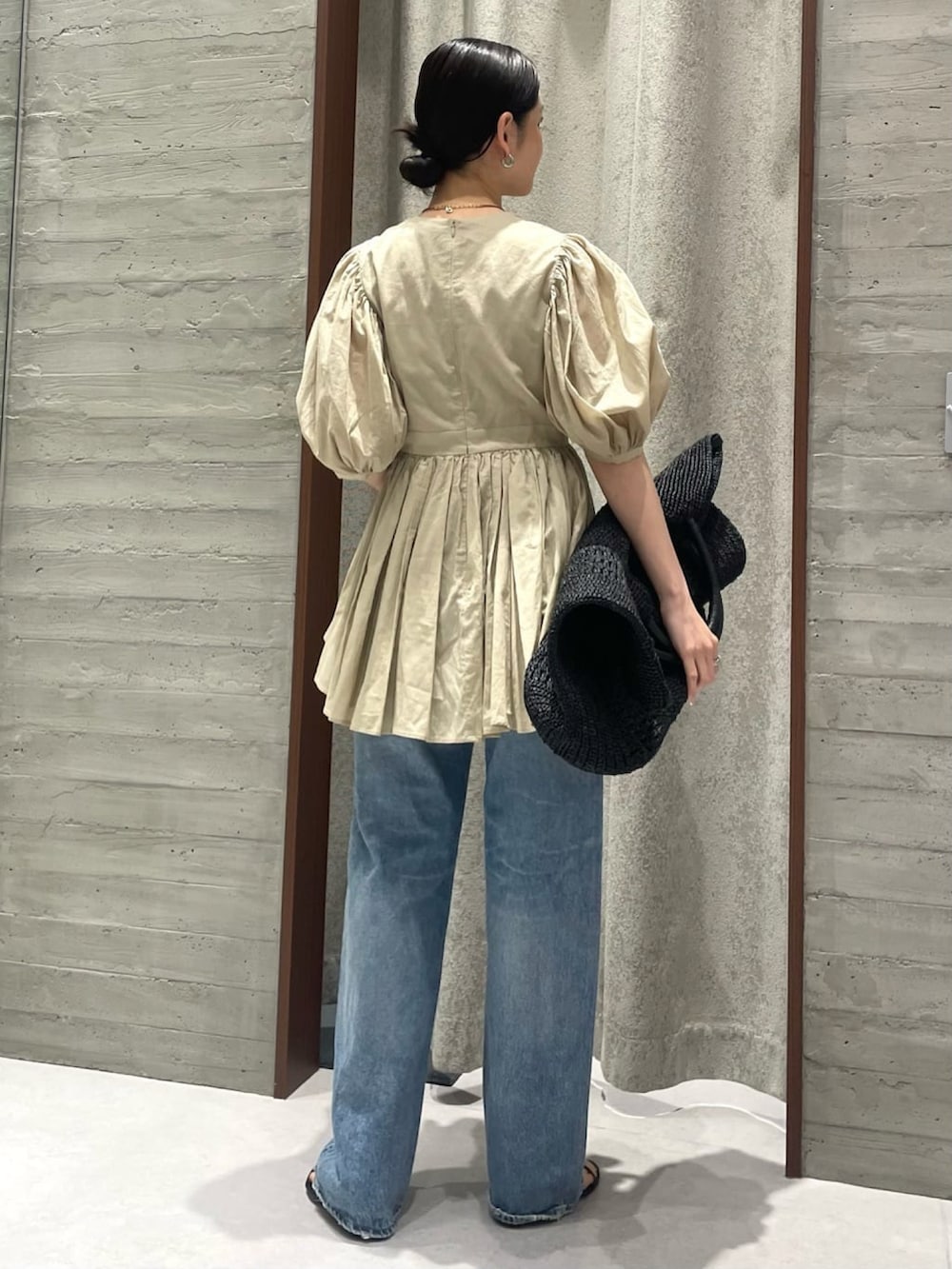 ベージュ系のシャツ/ブラウス、ブルー系のデニムパンツ、ブラック系のサンダルを着用したレディースの春コーディネートの2枚目の写真