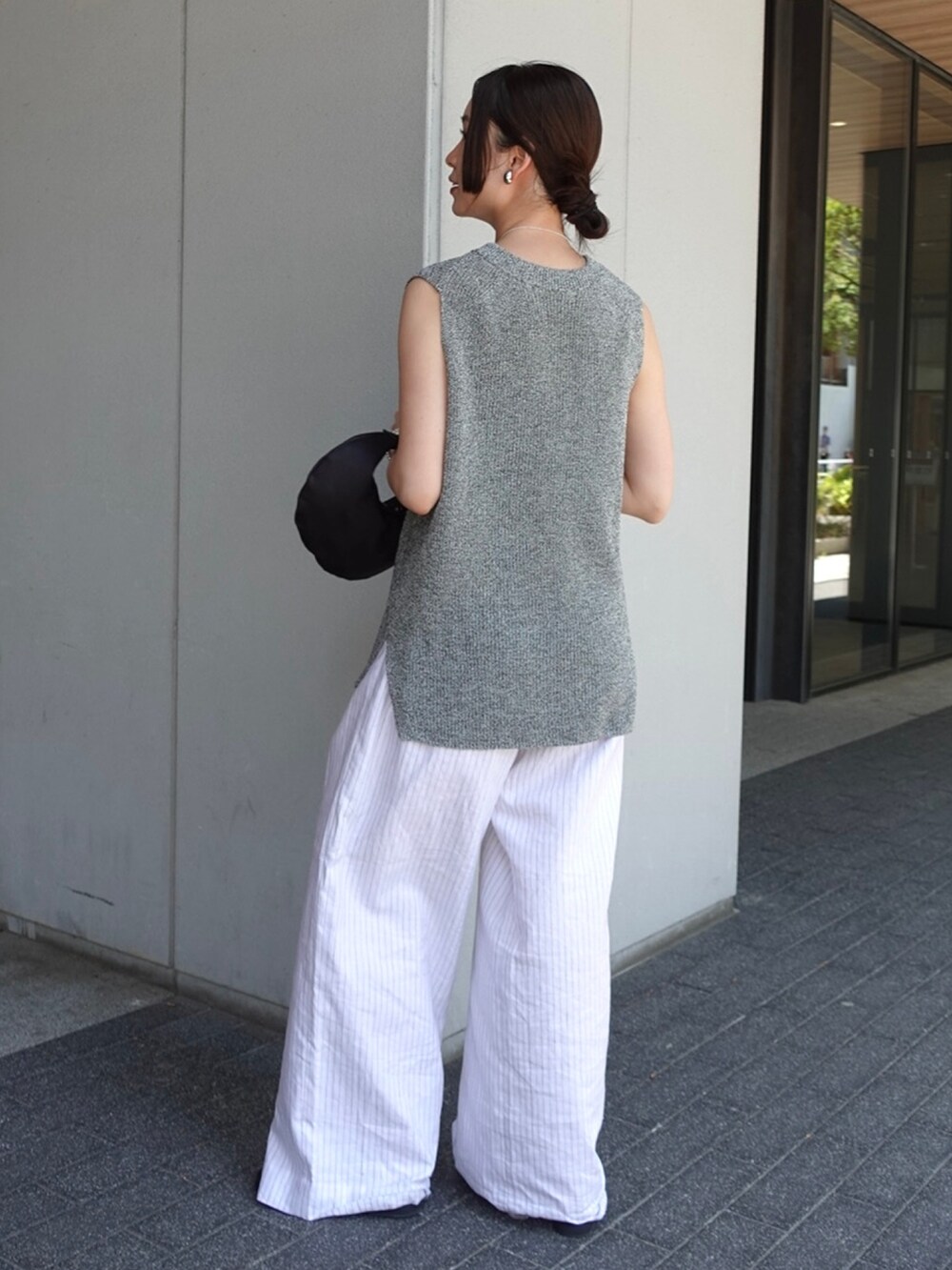 その他のニット/セーター、ブラック系のショルダーバッグを着用したレディースの夏コーディネートの3枚目の写真