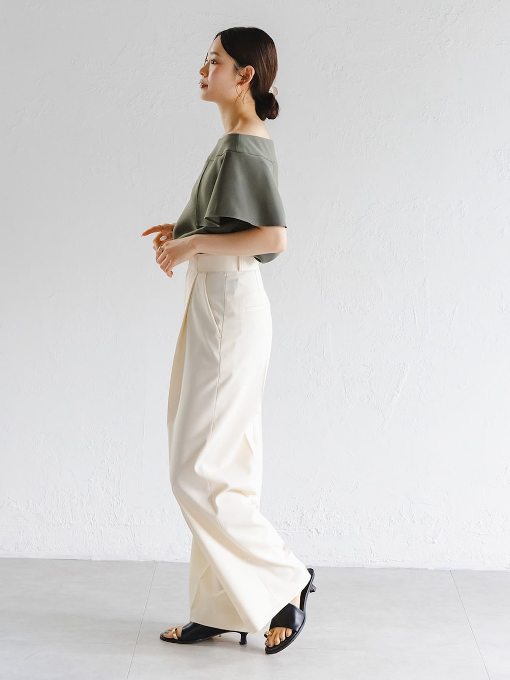 グリーン系のシャツ/ブラウス、ホワイト系のスラックスを着用したレディースの夏コーディネートの2枚目の写真