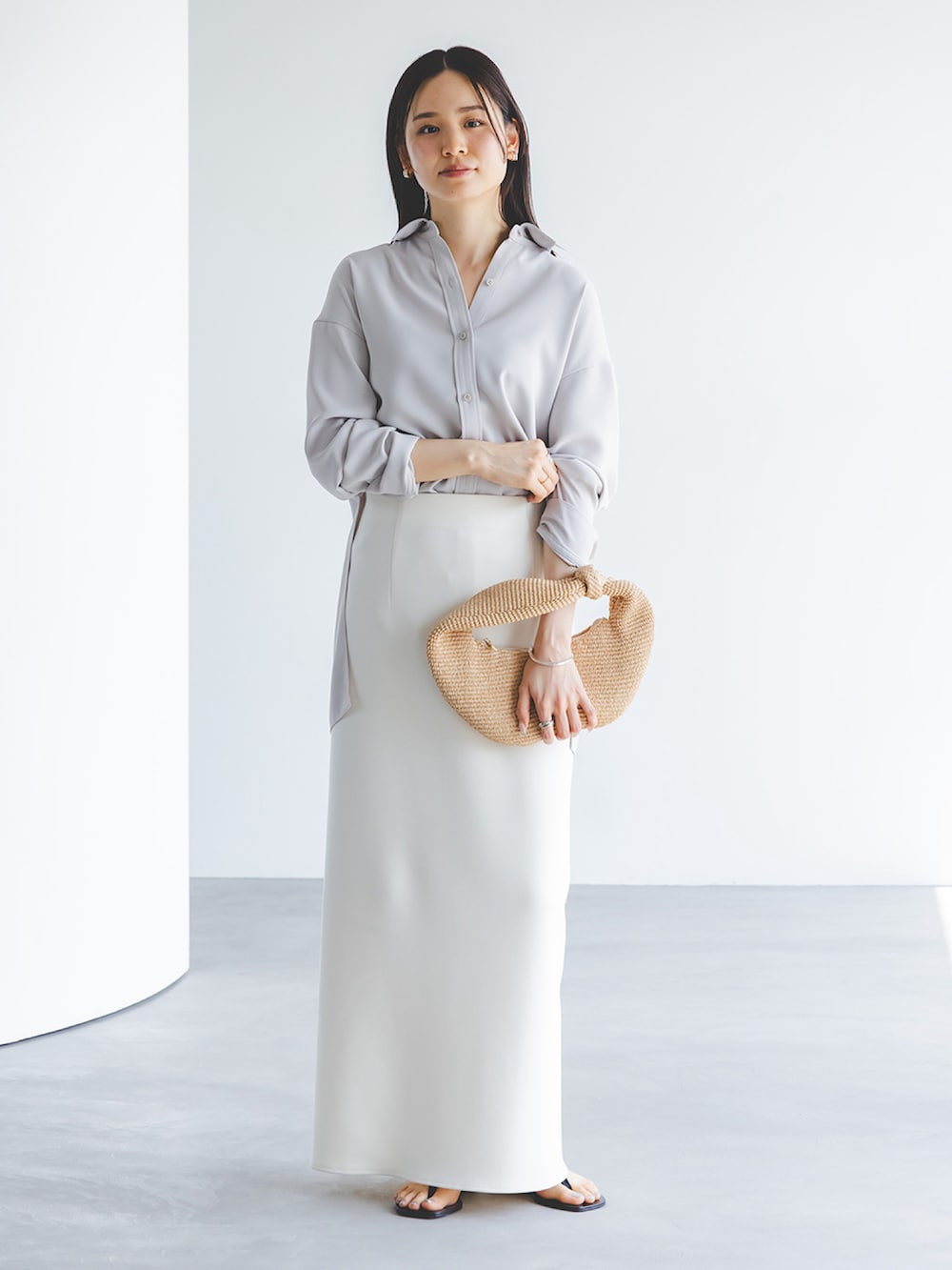 ベージュ系のシャツ/ブラウス、ベージュ系のシャツ/ブラウス、ホワイト系のスカートを着用したレディースの春コーディネートの2枚目の写真