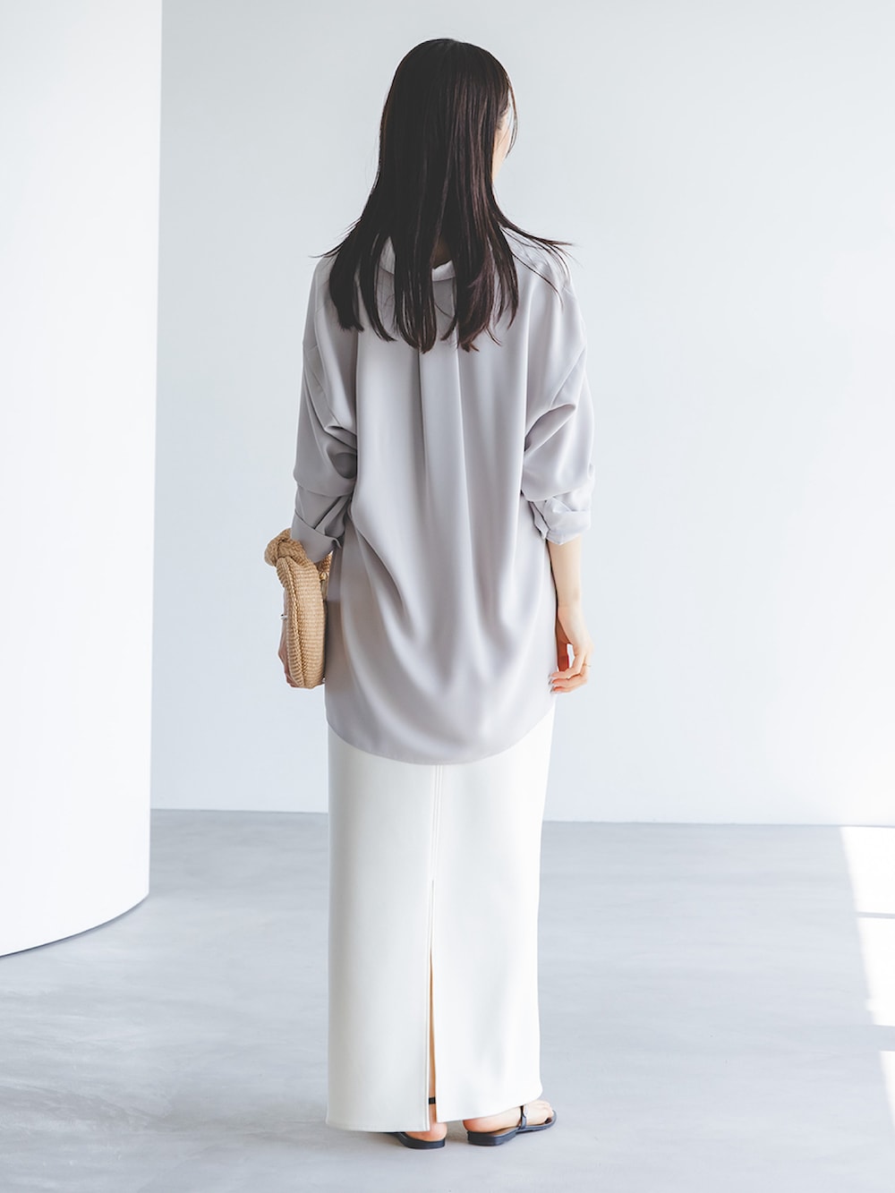 ベージュ系のシャツ/ブラウス、ベージュ系のシャツ/ブラウス、ホワイト系のスカートを着用したレディースの春コーディネートの3枚目の写真