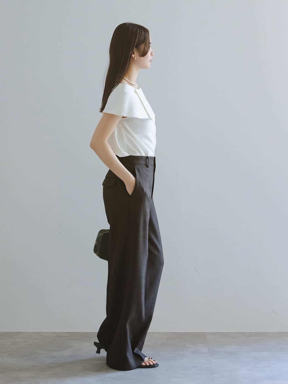 ホワイト系のシャツ/ブラウス、ブラック系のショルダーバッグ、ベージュ系のサンダルを着用したレディースの春コーディネートの2枚目の写真