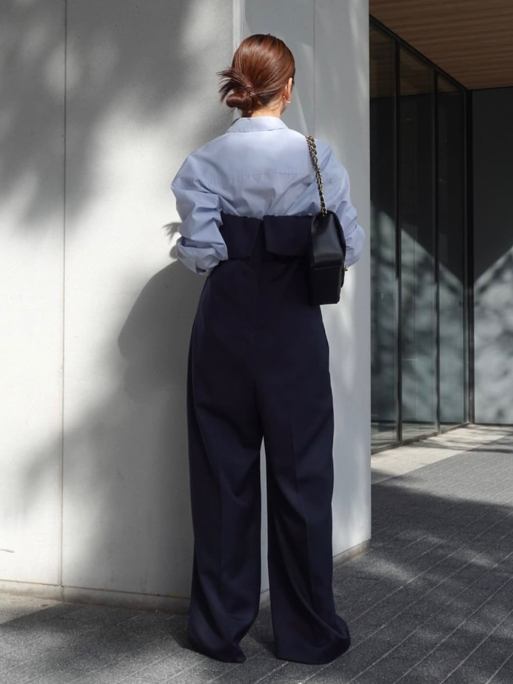 ブルー系のシャツ/ブラウス、ブルー系のつなぎ/オールインワン、シルバー系のパンプスを着用したレディースの冬コーディネートの3枚目の写真