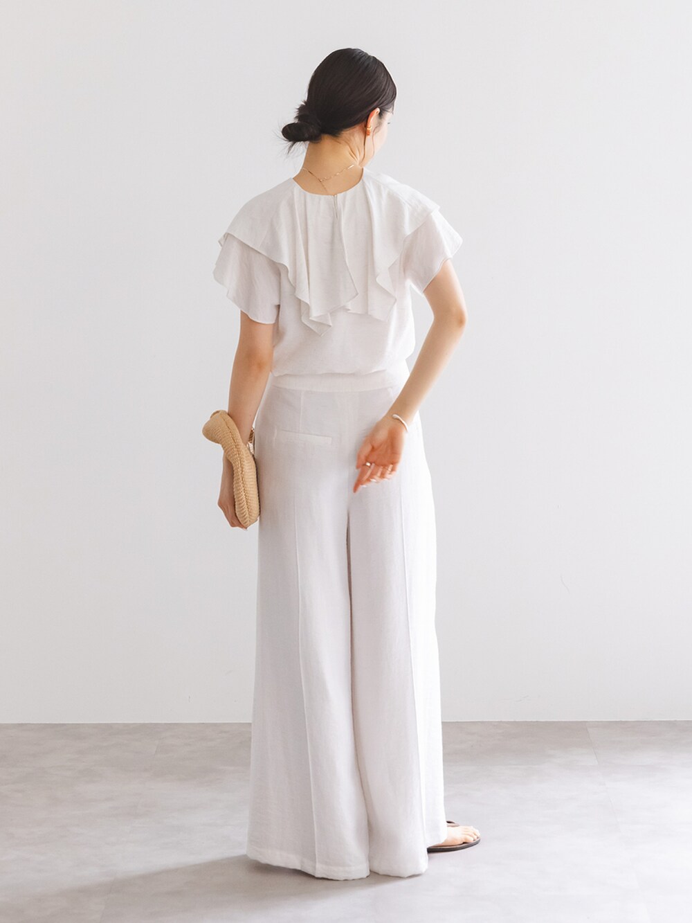 ホワイト系のシャツ/ブラウス、ホワイト系のその他パンツ、グレー系のサンダルを着用したレディースの春コーディネートの3枚目の写真