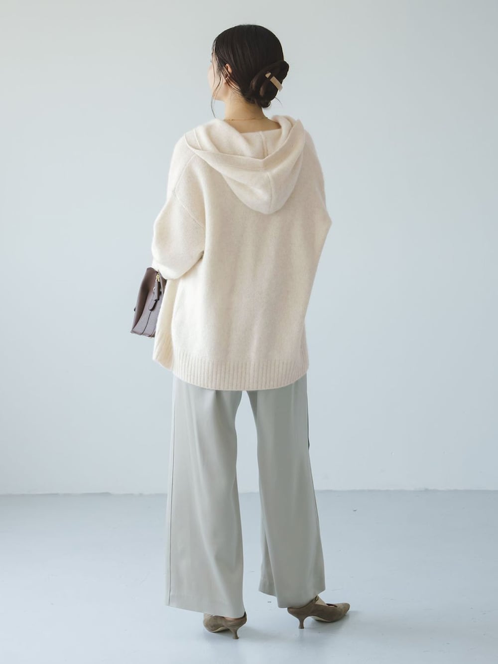 ホワイト系のカーディガン/ボレロ、ベージュ系のスラックス、ベージュ系のシャツ/ブラウスを着用したレディースの秋コーディネートの2枚目の写真