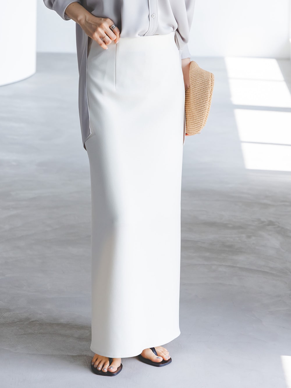 ベージュ系のシャツ/ブラウス、ベージュ系のシャツ/ブラウス、ホワイト系のスカートを着用したレディースの春コーディネートの4枚目の写真