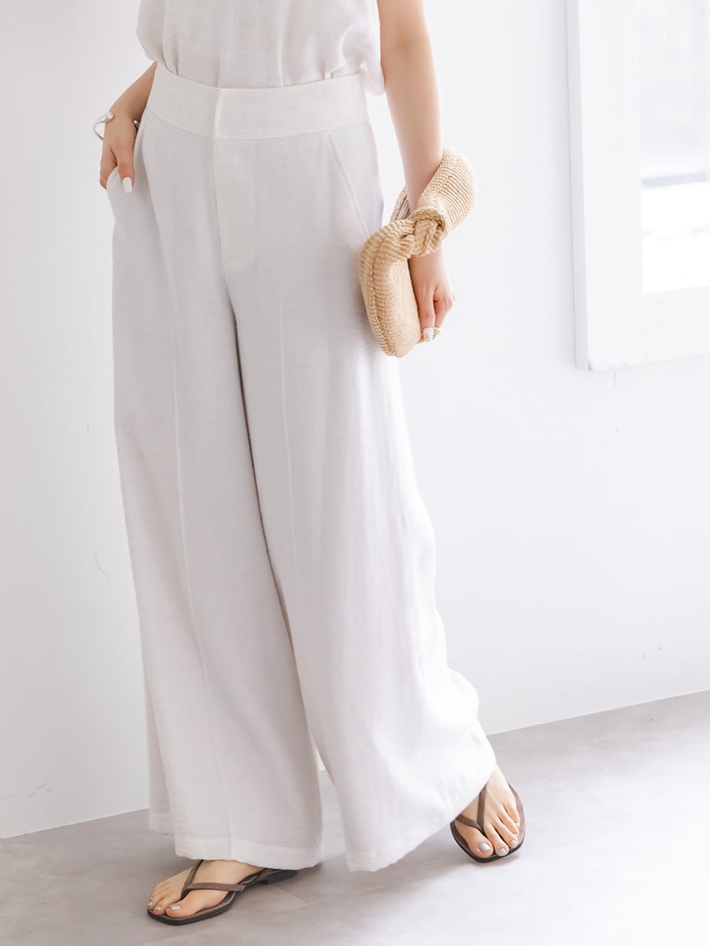 ホワイト系のシャツ/ブラウス、ホワイト系のその他パンツ、グレー系のサンダルを着用したレディースの春コーディネートの4枚目の写真