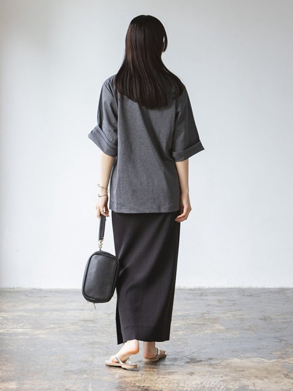 グレー系のTシャツ/カットソー、ブラック系のスカートを着用したレディースの夏コーディネートの2枚目の写真