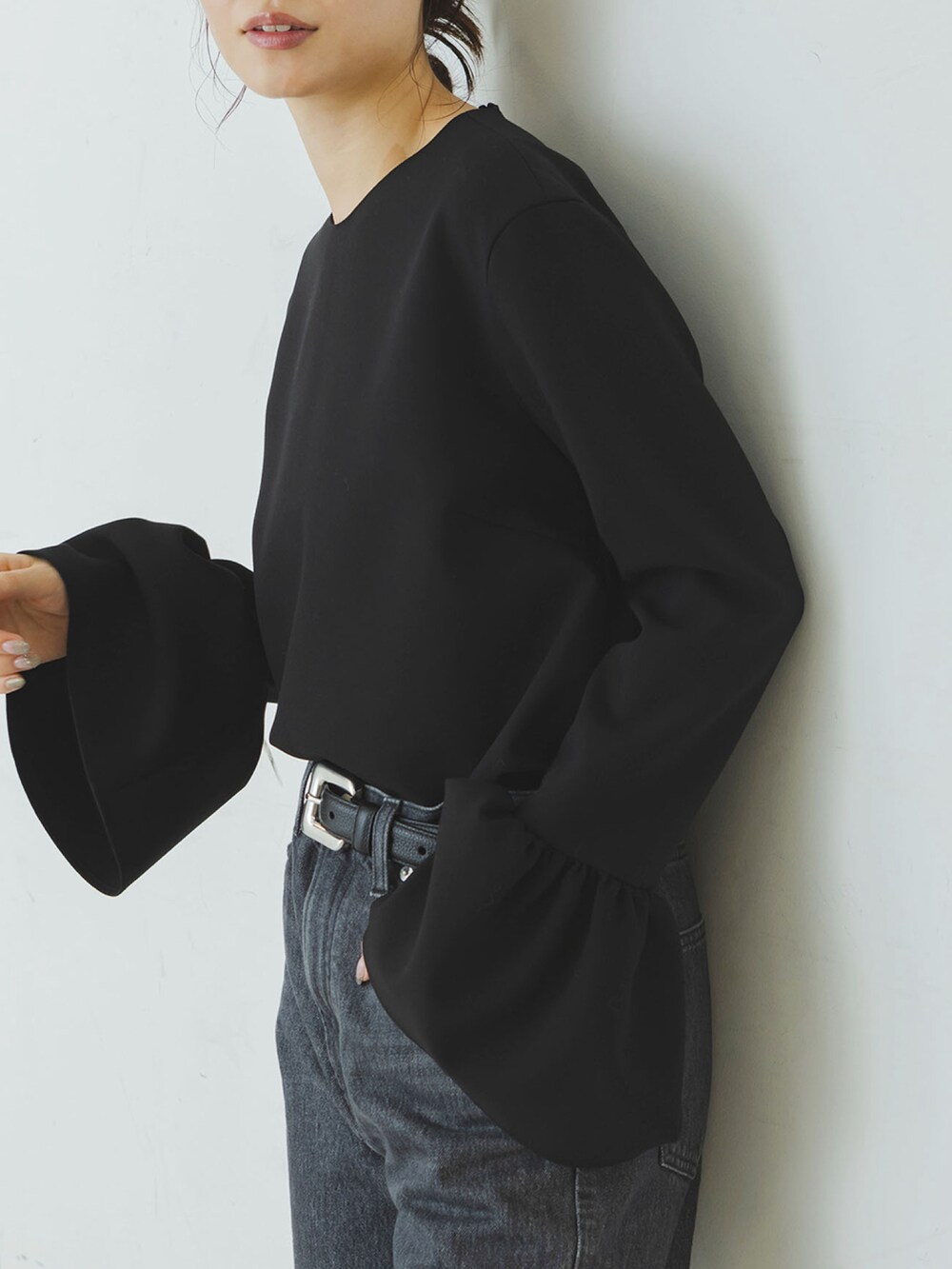 ブラック系のシャツ/ブラウス、ブラック系のデニムパンツ、ブラック系のブーツを着用したレディースの秋コーディネートの3枚目の写真