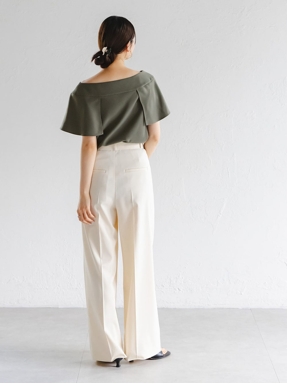 グリーン系のシャツ/ブラウス、ホワイト系のスラックスを着用したレディースの夏コーディネートの3枚目の写真