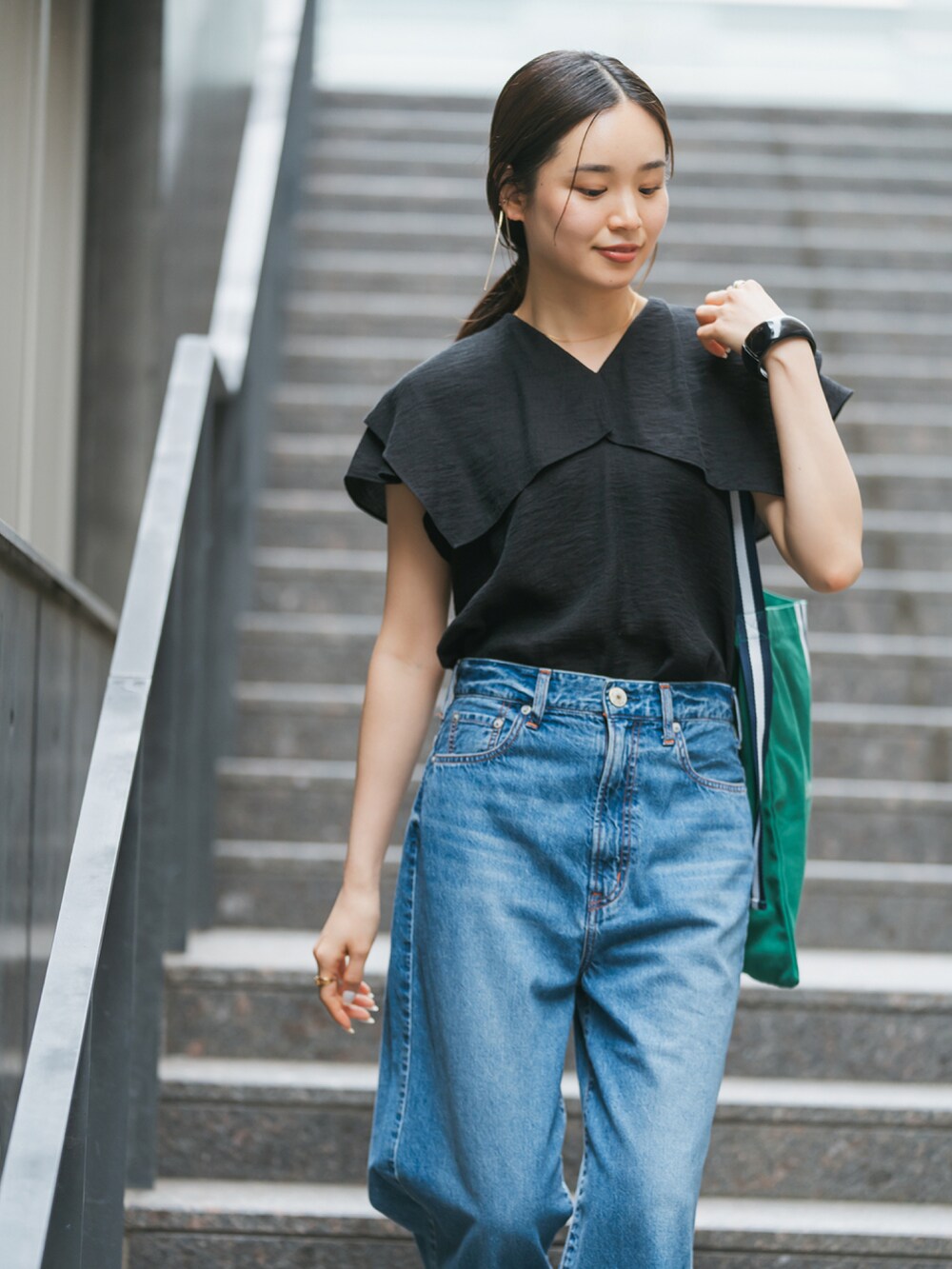 ブラック系のシャツ/ブラウス、ブルー系のデニムパンツを着用したレディースの春コーディネートの3枚目の写真