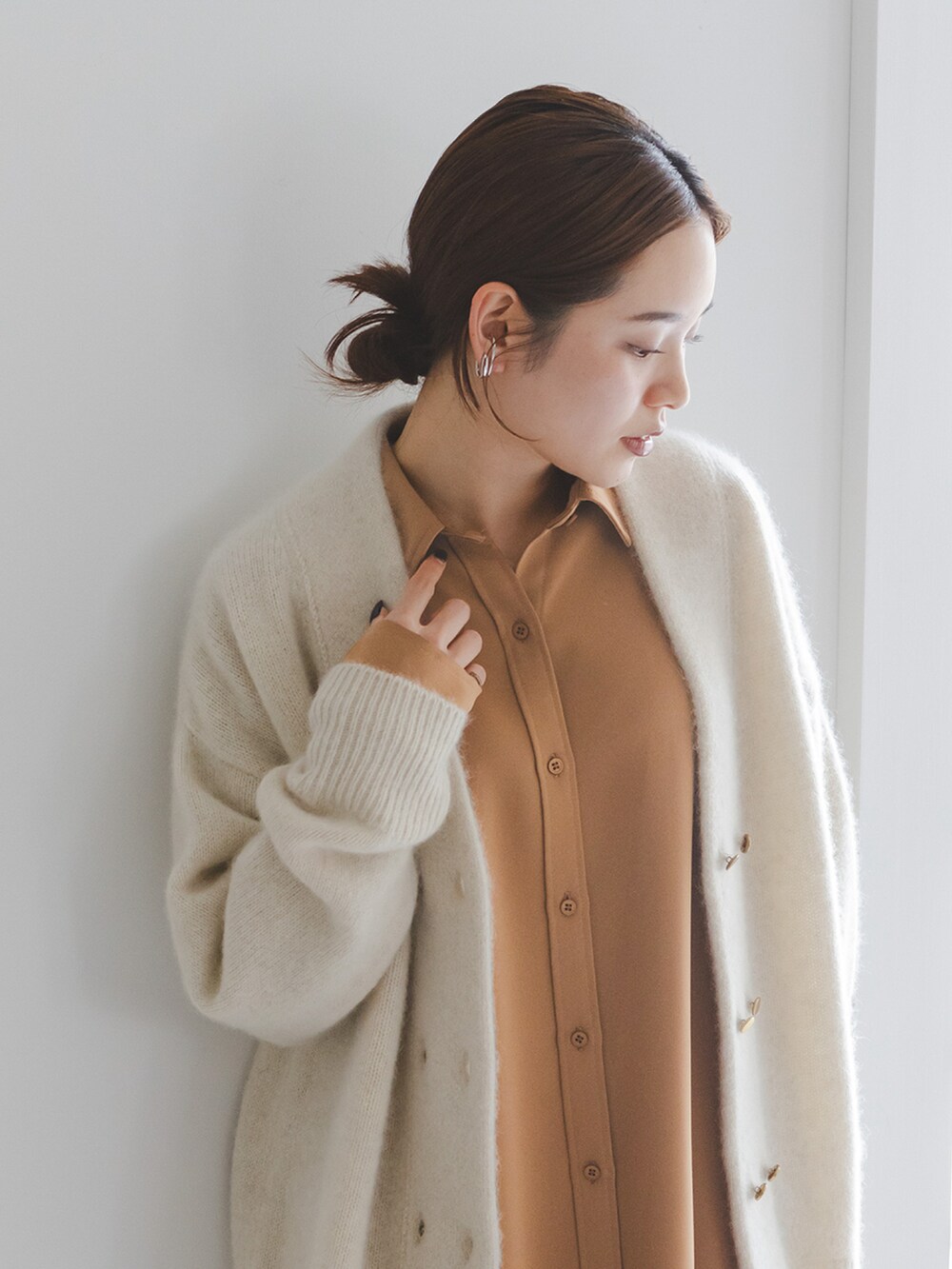 イエロー系のシャツ/ブラウス、ホワイト系のカーディガン/ボレロ、ホワイト系のスラックスを着用したレディースの秋コーディネートの3枚目の写真