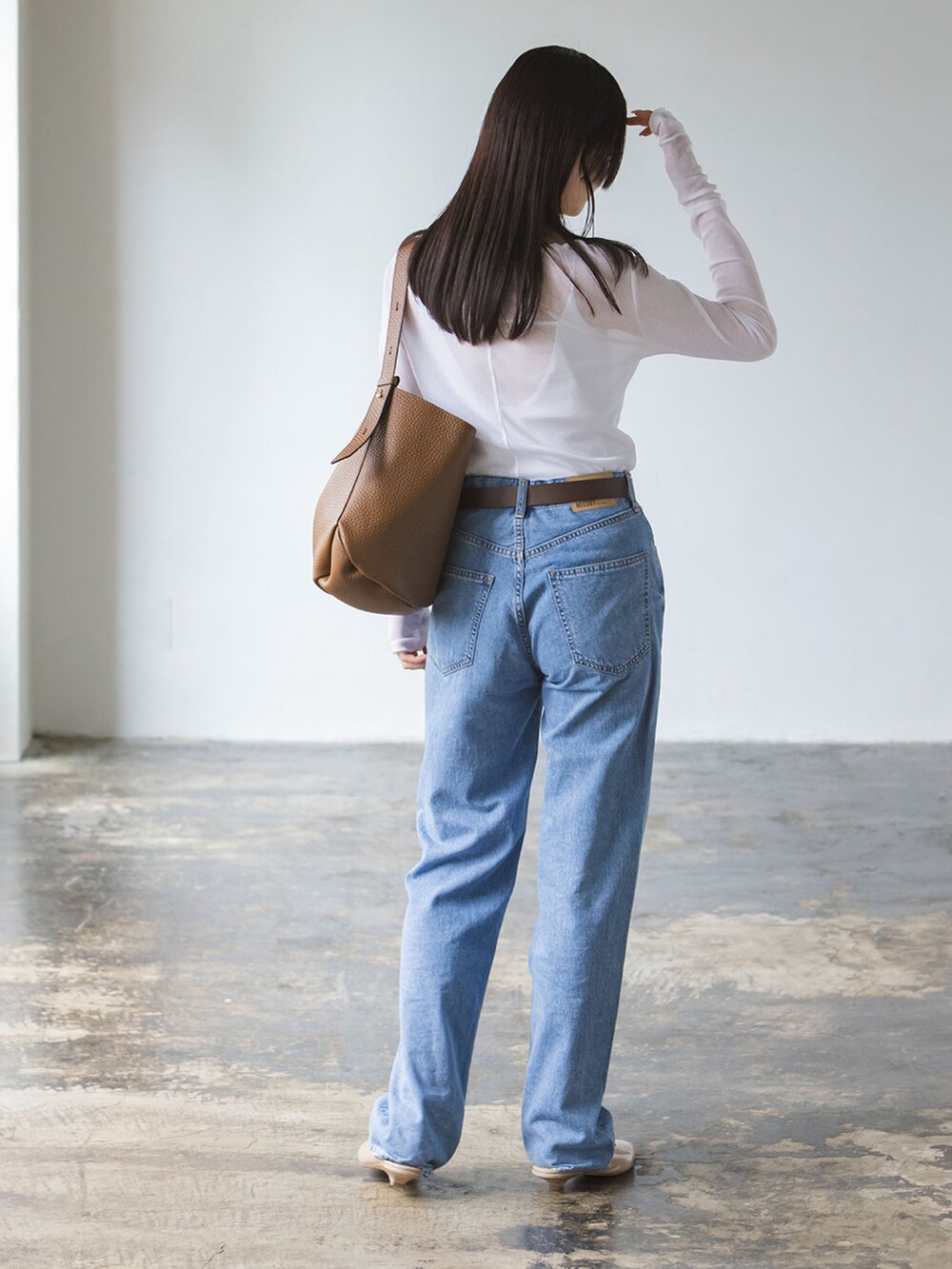 ホワイト系のTシャツ/カットソー、ブラウン系のショルダーバッグ、ブルー系のデニムパンツを着用したレディースの夏コーディネートの2枚目の写真