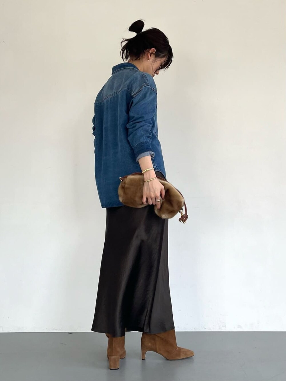 ブルー系のシャツ/ブラウス、ブラウン系のスカート、イエロー系のハンドバッグを着用したレディースの秋コーディネートの2枚目の写真