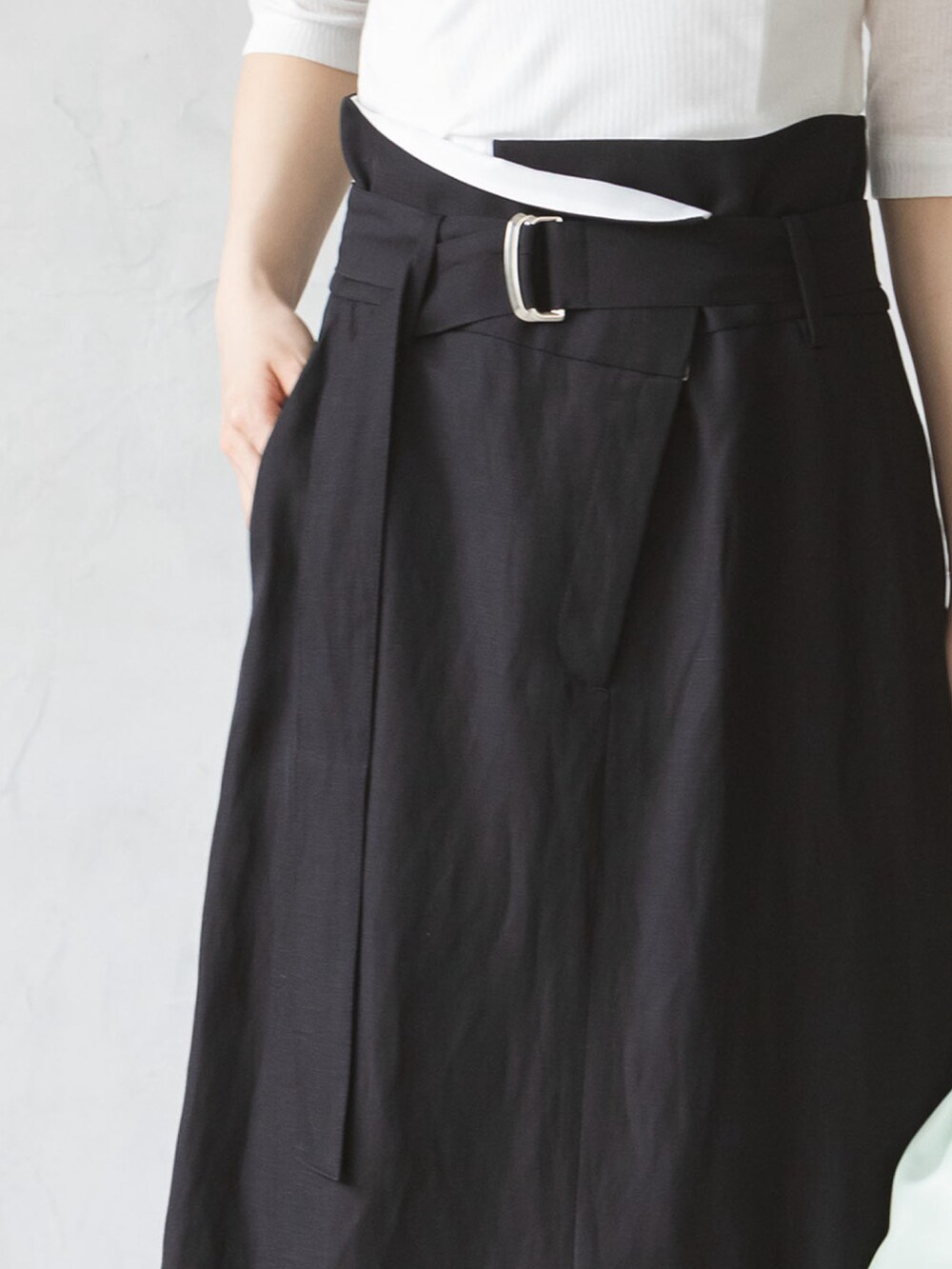 ブラック系のスカート、シルバー系のサンダルを着用したレディースの夏コーディネートの3枚目の写真