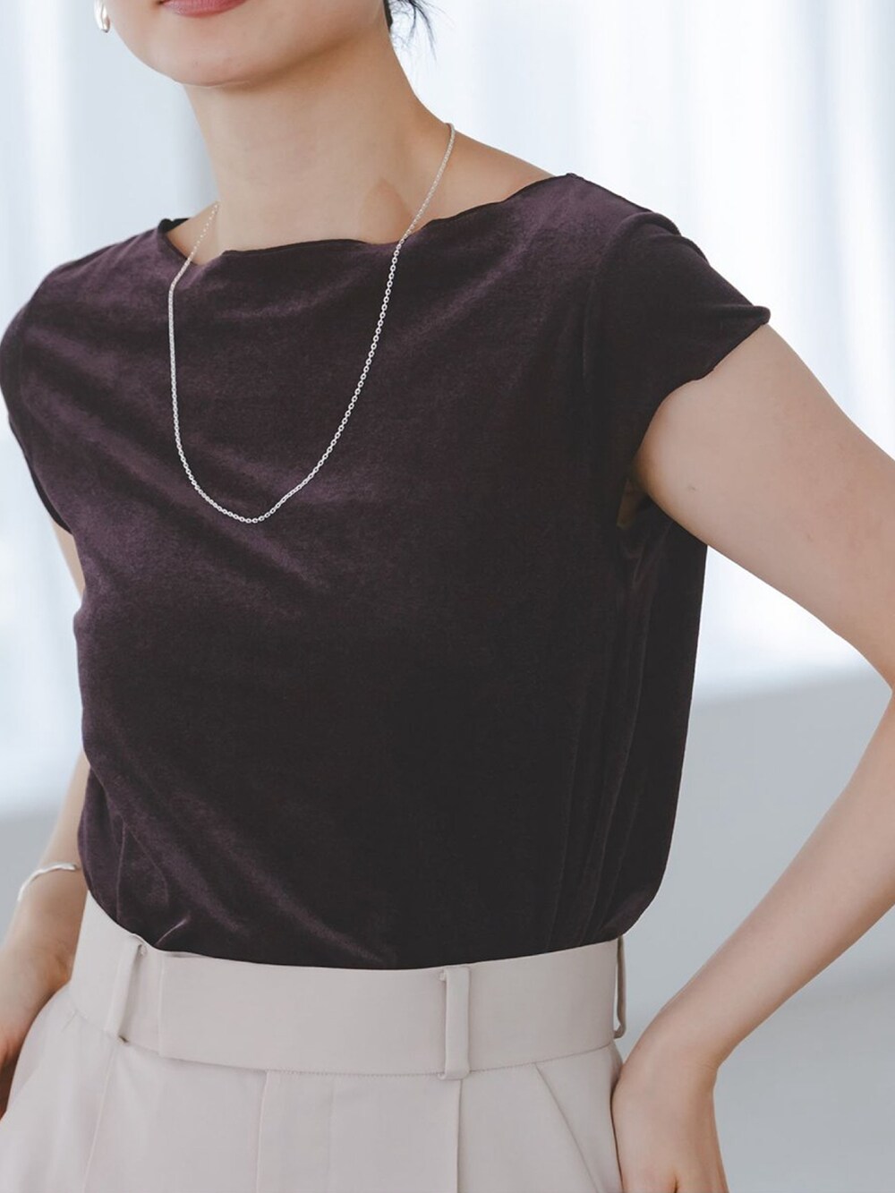 ブラウン系のTシャツ/カットソー、ブラウン系のボストンバッグ、ベージュ系のスラックスを着用したレディースの夏コーディネートの4枚目の写真
