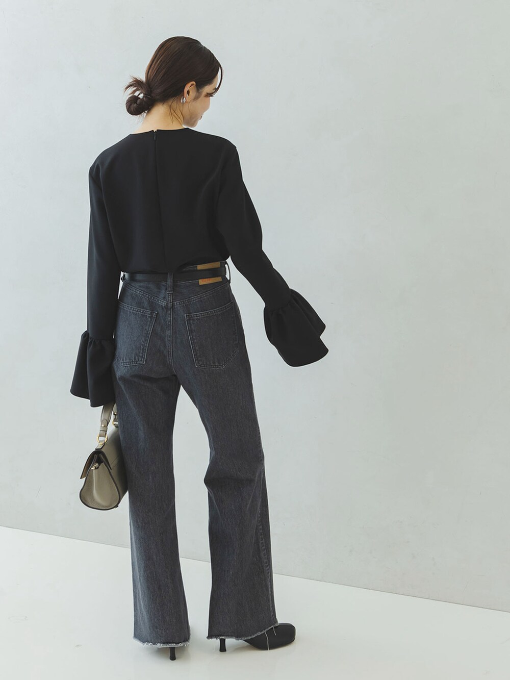 ブラック系のシャツ/ブラウス、ブラック系のデニムパンツ、ブラック系のブーツを着用したレディースの秋コーディネートの2枚目の写真