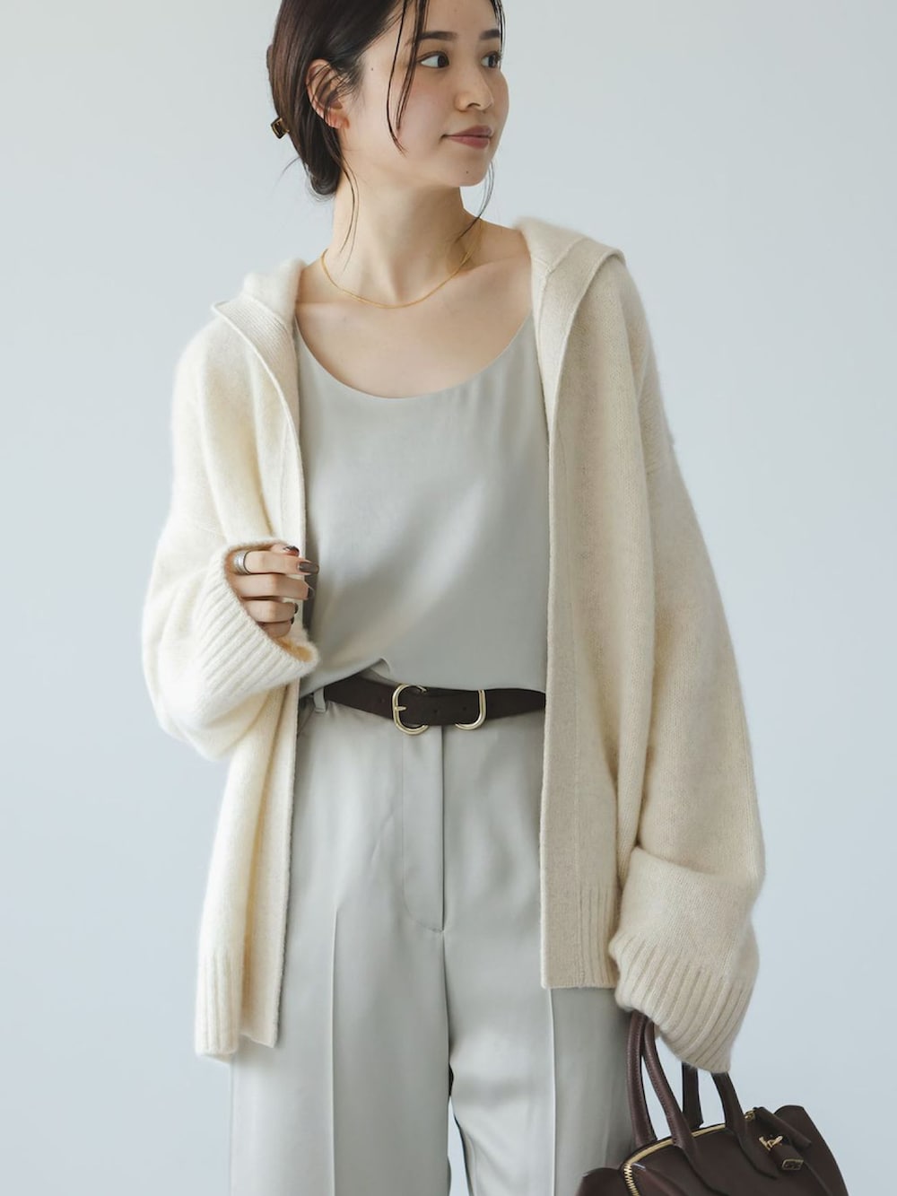 ホワイト系のカーディガン/ボレロ、ベージュ系のスラックス、ベージュ系のシャツ/ブラウスを着用したレディースの秋コーディネートの3枚目の写真