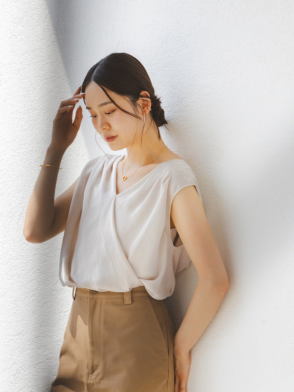 ベージュ系のシャツ/ブラウス、ベージュ系のスカート、ブラック系のサンダルを着用したレディースの夏コーディネートの3枚目の写真