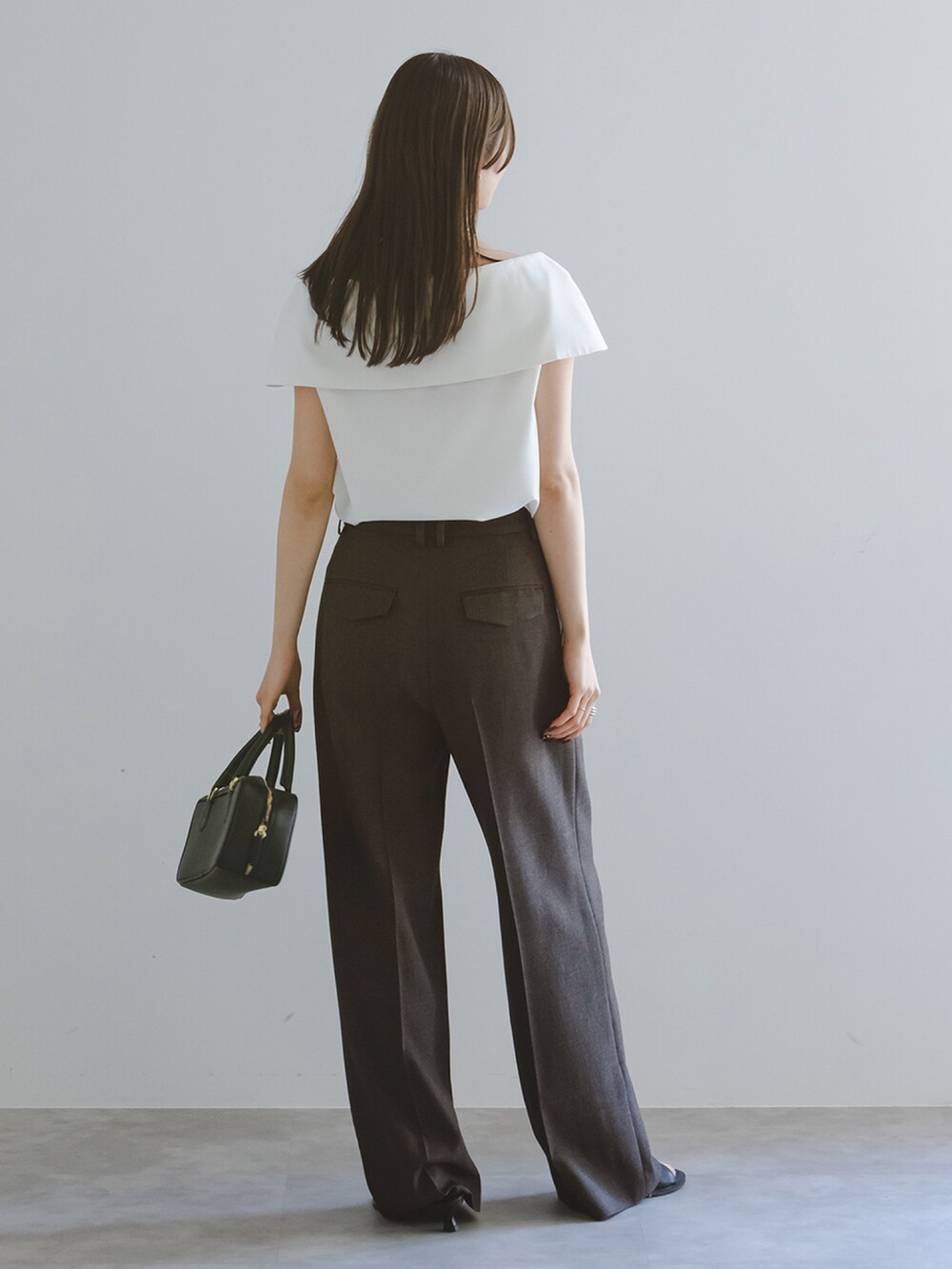 ホワイト系のシャツ/ブラウス、ブラック系のショルダーバッグ、ベージュ系のサンダルを着用したレディースの春コーディネートの3枚目の写真