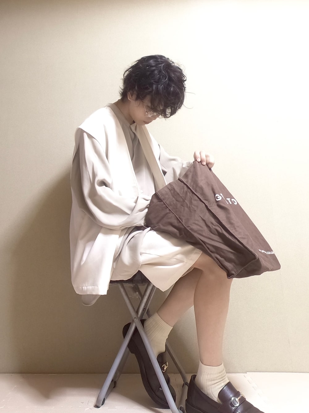 「ハーフパンツ、カジュアルコーデ、オトナカジュアル、秋服、休日スタイル、ラフコーデ、お出かけコーデ、秋服準備はじめました、淡色コーデ、リラックススタイル、ベスト」｜「forksy.の【forksy.】リネンライクセットアップ ベスト＆センタープレスショートパンツ（2点セット）（セットアップ、ホワイト系）」を使った、ᴴᴵᴮᴵᴷᴵさん（メンズ・170cm）の秋コーディネートの2枚目の写真
