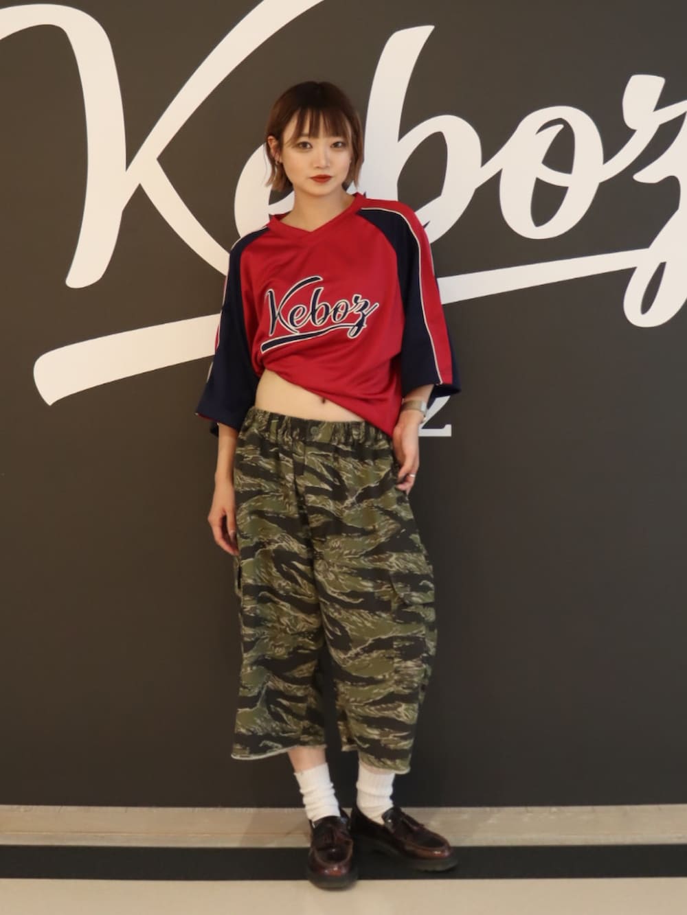 その他のその他パンツ、レッド系のTシャツ/カットソーを着用したレディースの夏コーディネートの4枚目の写真