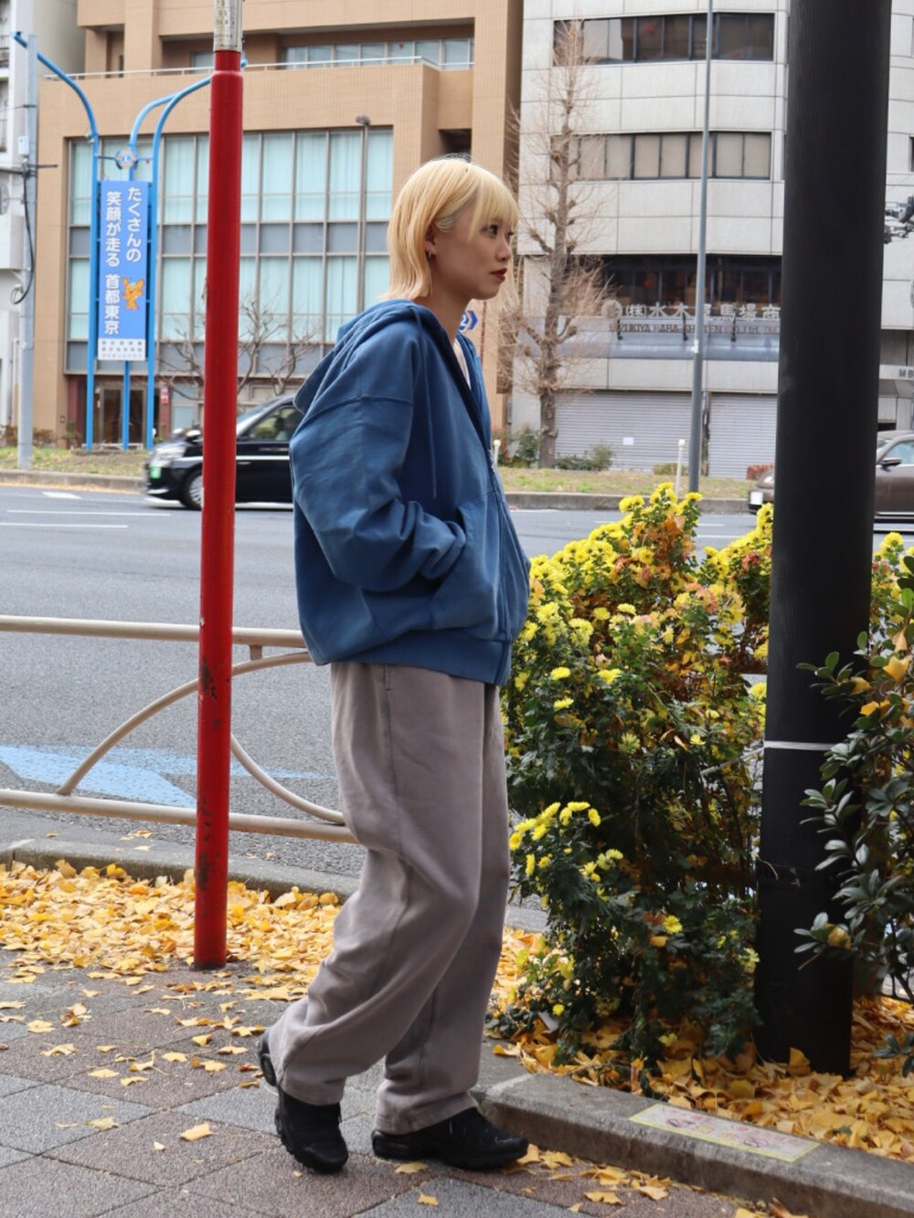 「keboz、スウェット、スウェットパンツ、スウェットコーデ、スウェットトップス、スウェットパーカー、スウェットセットアップ、パーカー、パンツ、パンツコーデ」｜「KEBOZのEFG GARMENT SWEAT FULL ZIP HOODIE（パーカー、ブルー系）」を使った、Moeさん（レディース・161cm）の冬コーディネートの4枚目の写真
