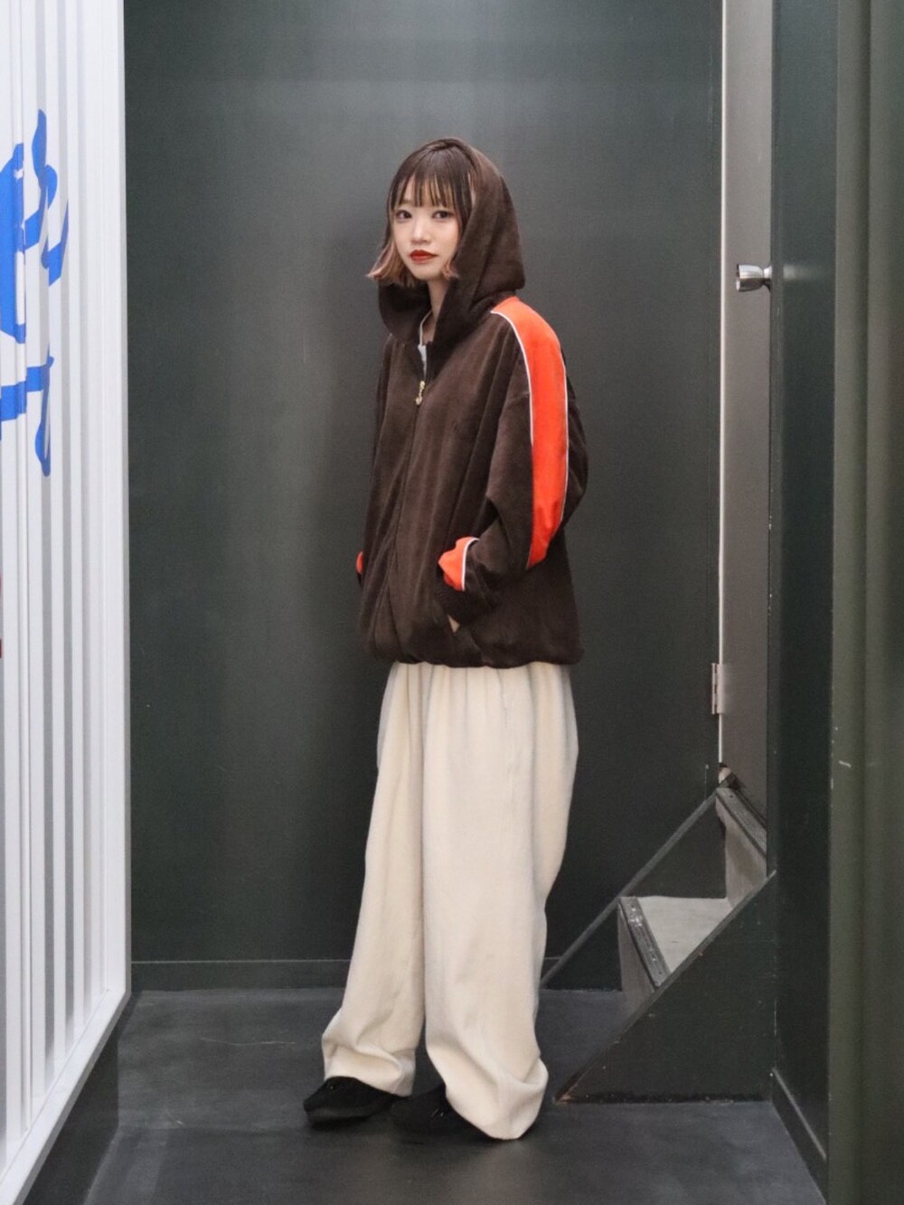 「keboz、ケボズ、ベロア、ジャケット、アウター、ブラウン、秋コーデ、秋冬コーデ、ホワイト、ワイドパンツ」｜「KEBOZのVELOUR HOODIE（パーカー、ブラウン系）」を使った、Moeさん（レディース・161cm）の秋コーディネートの2枚目の写真