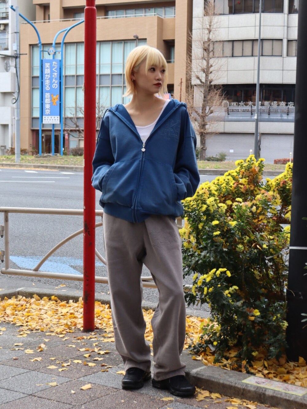 「keboz、スウェット、スウェットパンツ、スウェットコーデ、スウェットトップス、スウェットパーカー、スウェットセットアップ、パーカー、パンツ、パンツコーデ」｜「KEBOZのEFG GARMENT SWEAT FULL ZIP HOODIE（パーカー、ブルー系）」を使った、Moeさん（レディース・161cm）の冬コーディネートの2枚目の写真