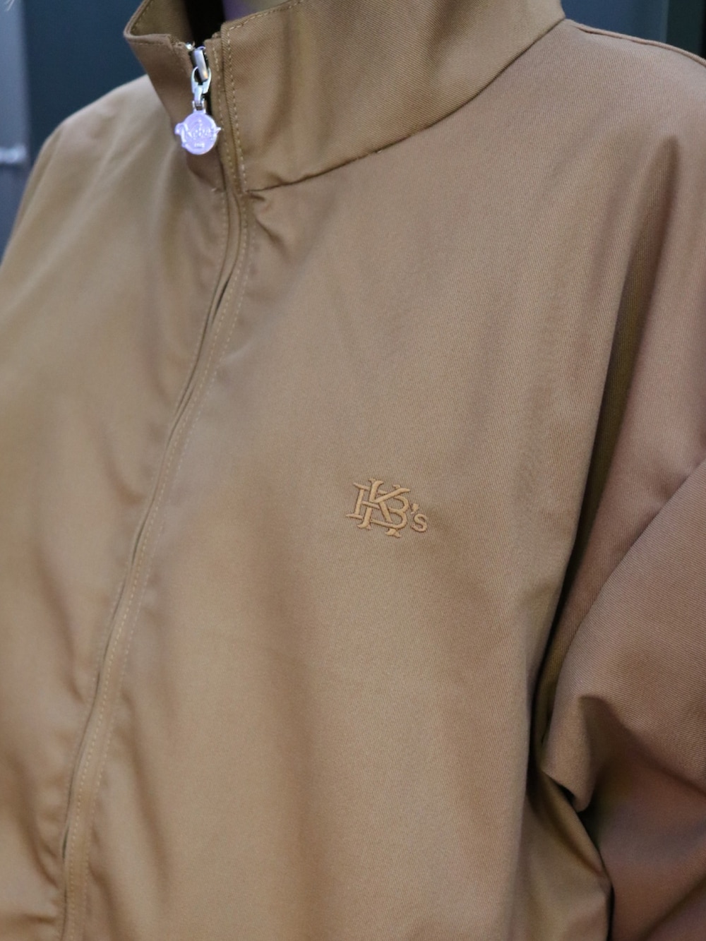 ブラウン系のナイロンジャケット、ブラウン系のその他パンツを着用したレディースの秋コーディネートの4枚目の写真