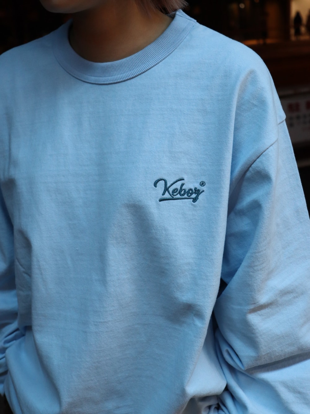 「keboz、ロンT、カットソー、Tシャツ、フリースジャケット、フリース、アウター、カーゴパンツ、パンツ」｜「KEBOZのFLEECE VARSITY JACKET（スタジャン、グレー系）」を使った、Moeさん（レディース・161cm）の冬コーディネートの6枚目の写真
