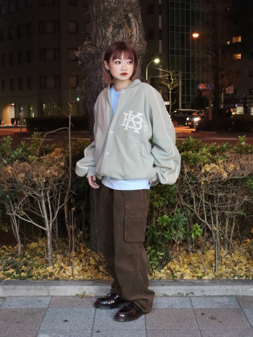 「keboz、ロンT、カットソー、Tシャツ、フリースジャケット、フリース、アウター、カーゴパンツ、パンツ」｜「KEBOZのFLEECE VARSITY JACKET（スタジャン、グレー系）」を使った、Moeさん（レディース・161cm）の冬コーディネートの2枚目の写真