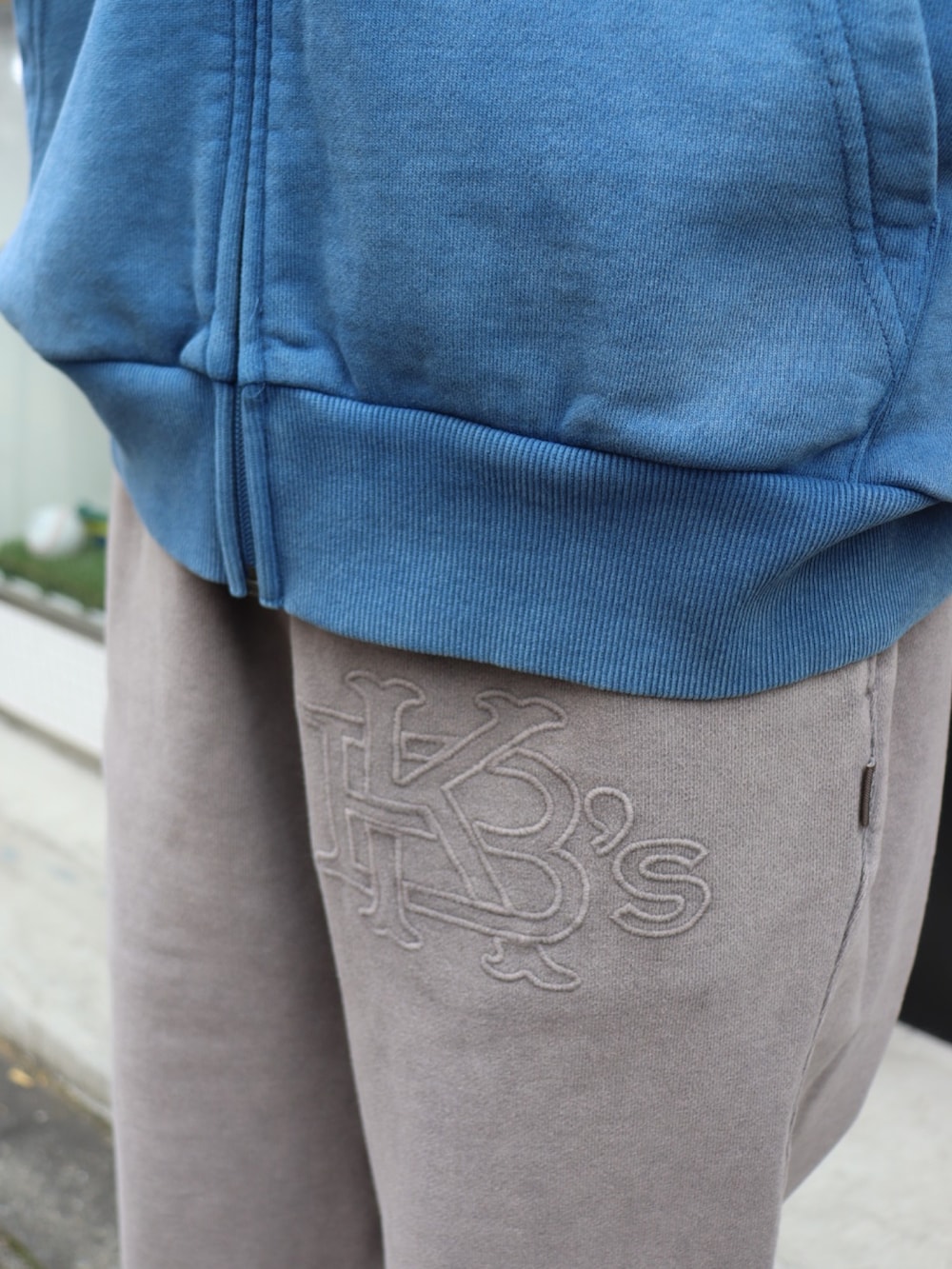 「keboz、スウェット、スウェットパンツ、スウェットコーデ、スウェットトップス、スウェットパーカー、スウェットセットアップ、パーカー、パンツ、パンツコーデ」｜「KEBOZのEFG GARMENT SWEAT FULL ZIP HOODIE（パーカー、ブルー系）」を使った、Moeさん（レディース・161cm）の冬コーディネートの7枚目の写真