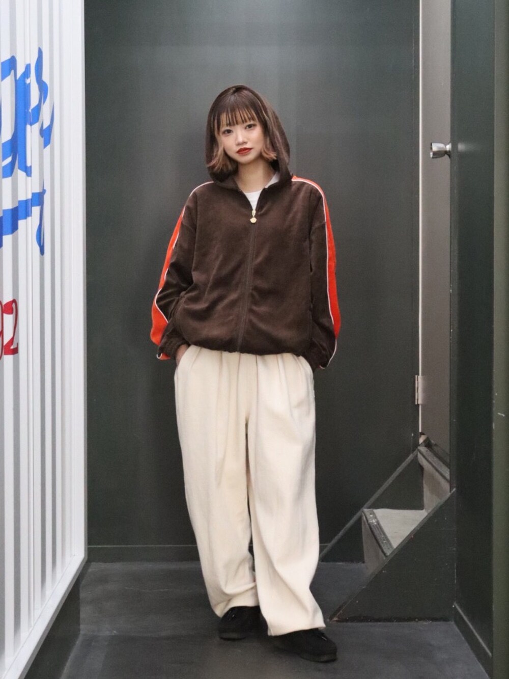 「keboz、ケボズ、ベロア、ジャケット、アウター、ブラウン、秋コーデ、秋冬コーデ、ホワイト、ワイドパンツ」｜「KEBOZのVELOUR HOODIE（パーカー、ブラウン系）」を使った、Moeさん（レディース・161cm）の秋コーディネートの3枚目の写真
