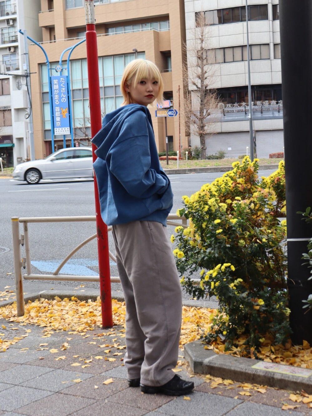 「keboz、スウェット、スウェットパンツ、スウェットコーデ、スウェットトップス、スウェットパーカー、スウェットセットアップ、パーカー、パンツ、パンツコーデ」｜「KEBOZのEFG GARMENT SWEAT FULL ZIP HOODIE（パーカー、ブルー系）」を使った、Moeさん（レディース・161cm）の冬コーディネートの3枚目の写真