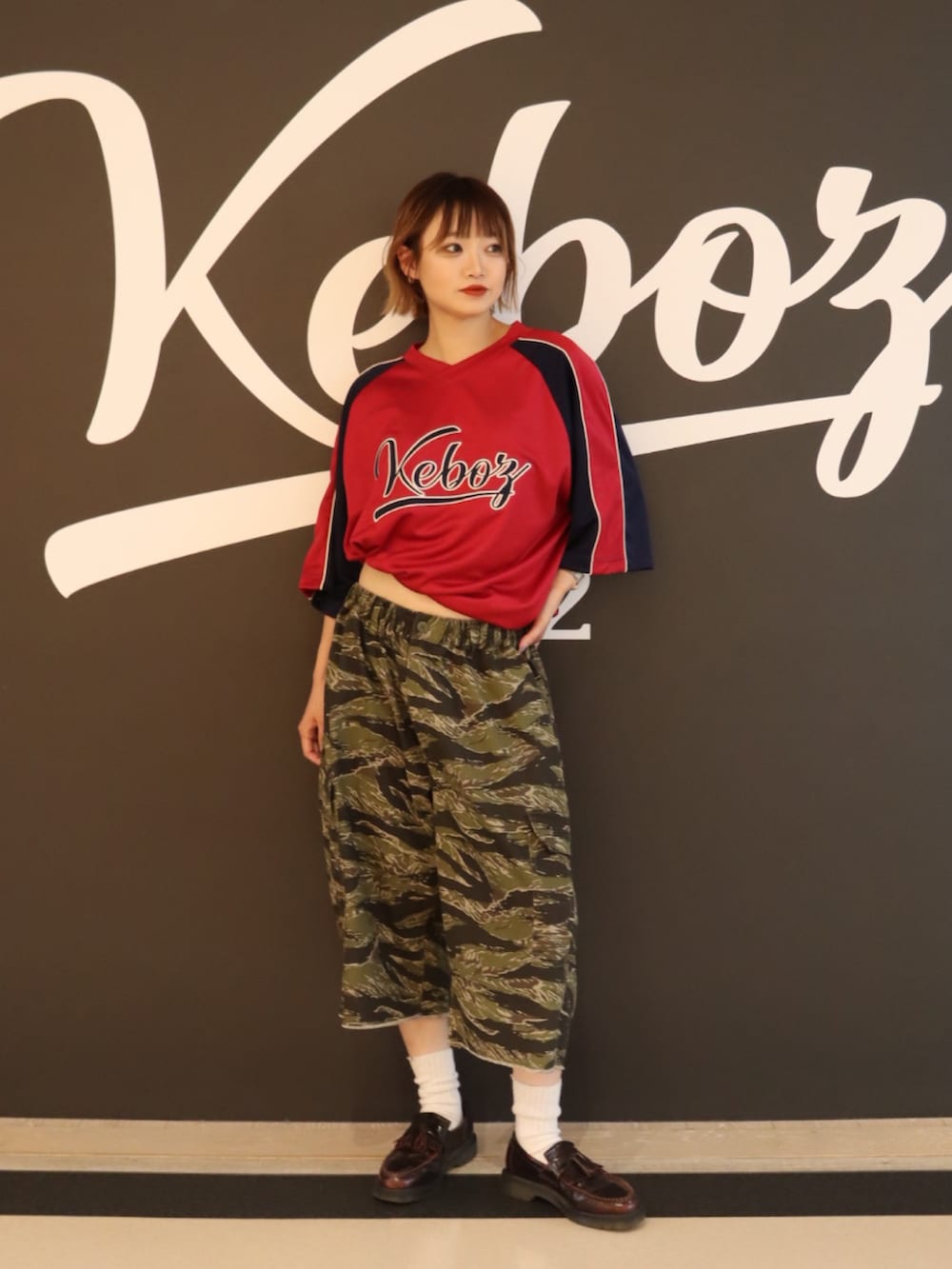 その他のその他パンツ、レッド系のTシャツ/カットソーを着用したレディースの夏コーディネートの5枚目の写真