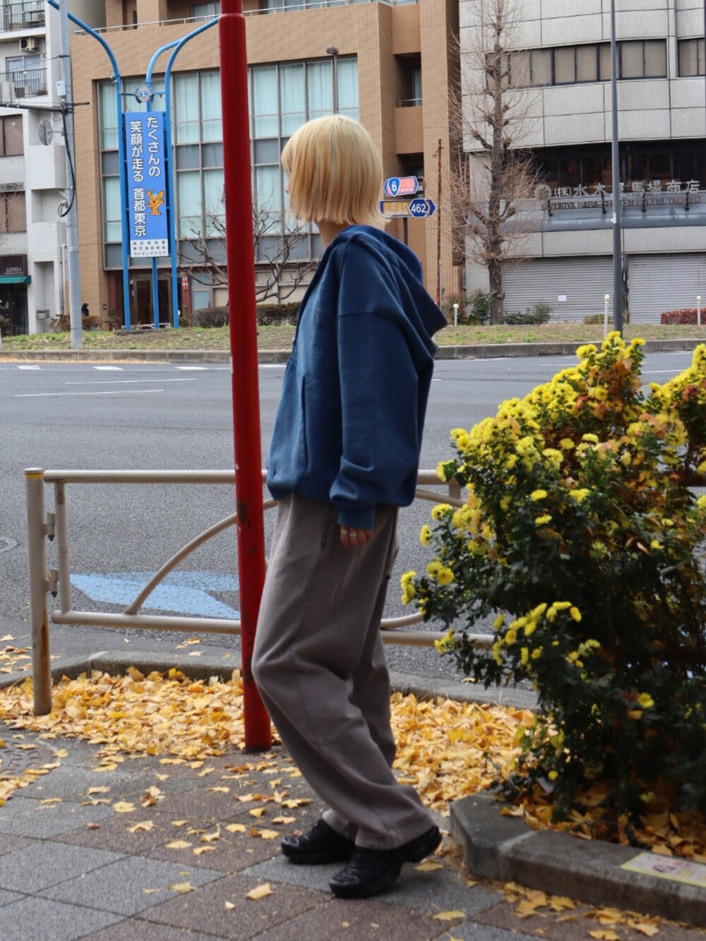「keboz、スウェット、スウェットパンツ、スウェットコーデ、スウェットトップス、スウェットパーカー、スウェットセットアップ、パーカー、パンツ、パンツコーデ」｜「KEBOZのEFG GARMENT SWEAT FULL ZIP HOODIE（パーカー、ブルー系）」を使った、Moeさん（レディース・161cm）の冬コーディネートの5枚目の写真
