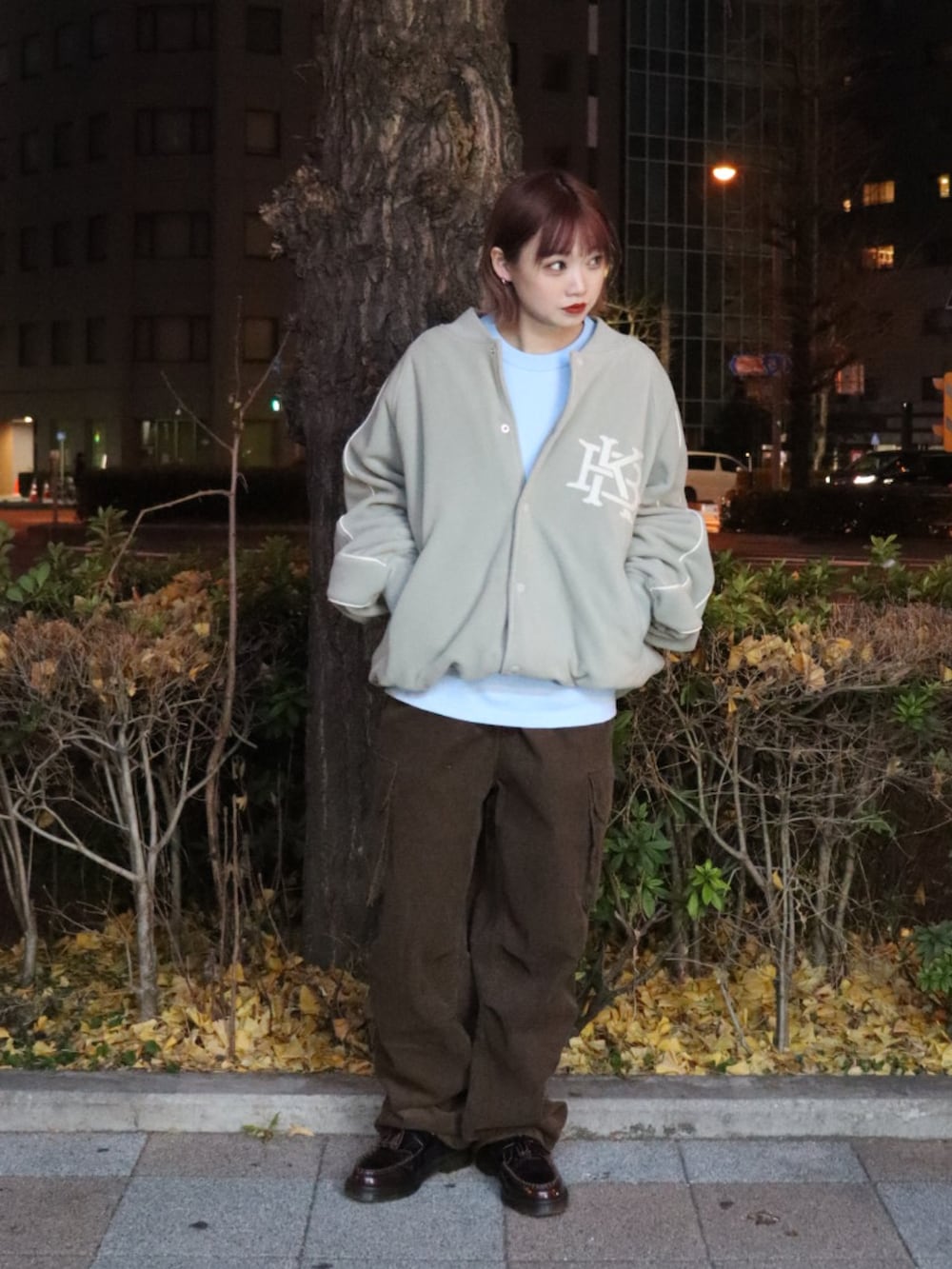 「keboz、ロンT、カットソー、Tシャツ、フリースジャケット、フリース、アウター、カーゴパンツ、パンツ」｜「KEBOZのFLEECE VARSITY JACKET（スタジャン、グレー系）」を使った、Moeさん（レディース・161cm）の冬コーディネートの3枚目の写真