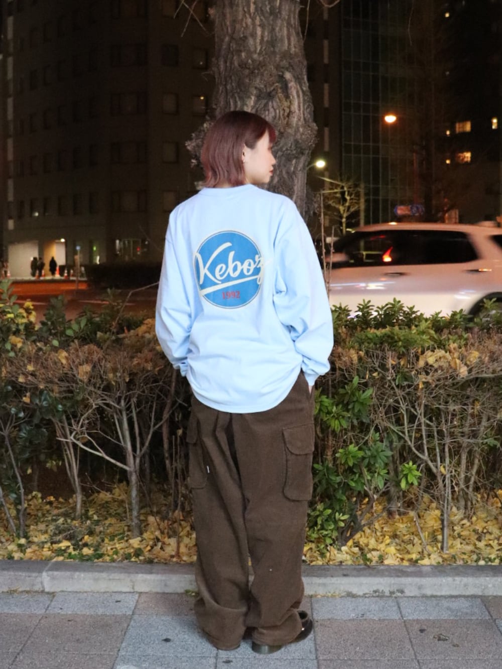 「keboz、ロンT、カットソー、Tシャツ、フリースジャケット、フリース、アウター、カーゴパンツ、パンツ」｜「KEBOZのFLEECE VARSITY JACKET（スタジャン、グレー系）」を使った、Moeさん（レディース・161cm）の冬コーディネートの4枚目の写真
