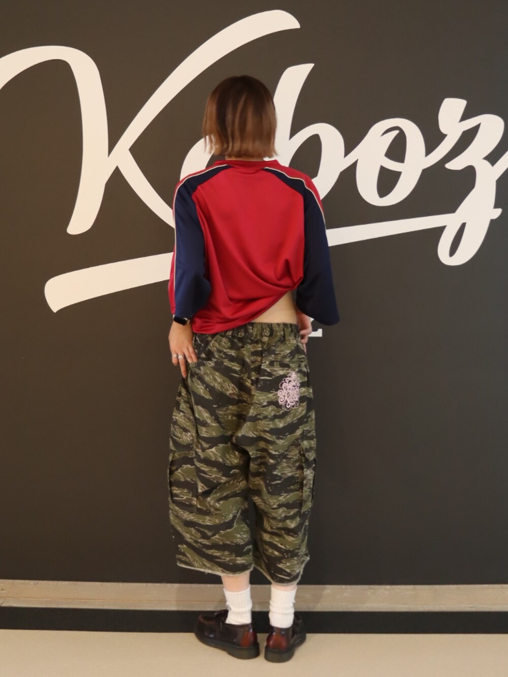 その他のその他パンツ、レッド系のTシャツ/カットソーを着用したレディースの夏コーディネートの3枚目の写真