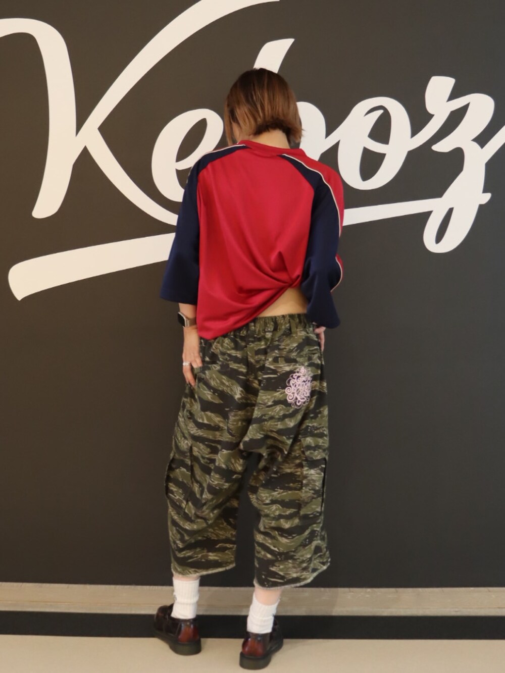 その他のその他パンツ、レッド系のTシャツ/カットソーを着用したレディースの夏コーディネートの2枚目の写真