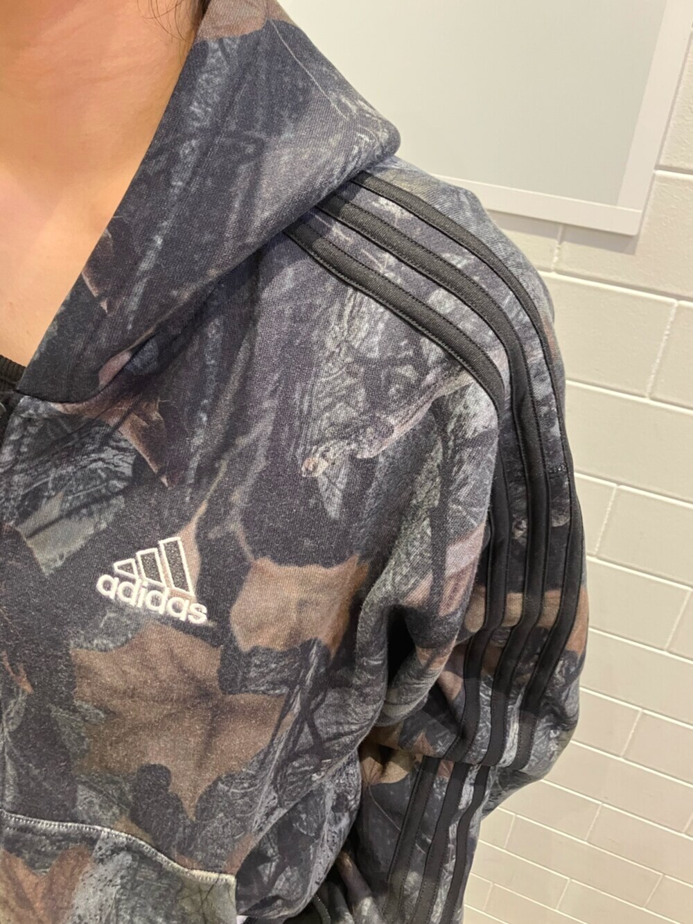 ブラック系のパーカー、パープル系のスニーカーを着用したレディースの秋コーディネートの5枚目の写真