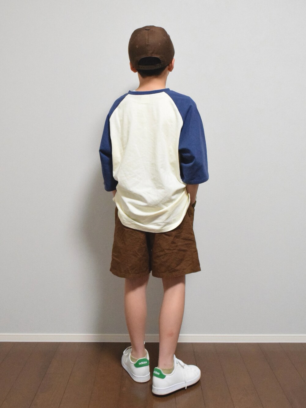 ブルー系のTシャツ/カットソー、ブラウン系のその他パンツ、ホワイト系のスニーカーを着用したキッズの春コーディネートの3枚目の写真