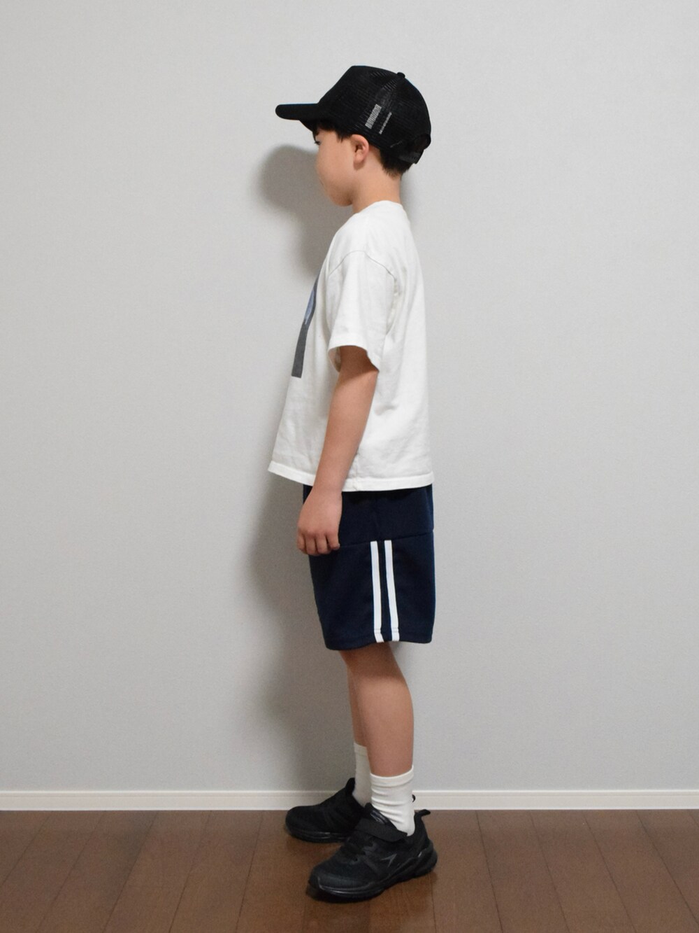 「ストリート、シンプルコーデ、キャップ、ラインパンツ、スポーツミックス、ソックス、スニーカー、キッズコーデ、小学生、男の子」｜「瞬足のアイテム（スニーカー、ブラック系）」を使った、HACHIさん（キッズ・133cm）の春コーディネートの2枚目の写真