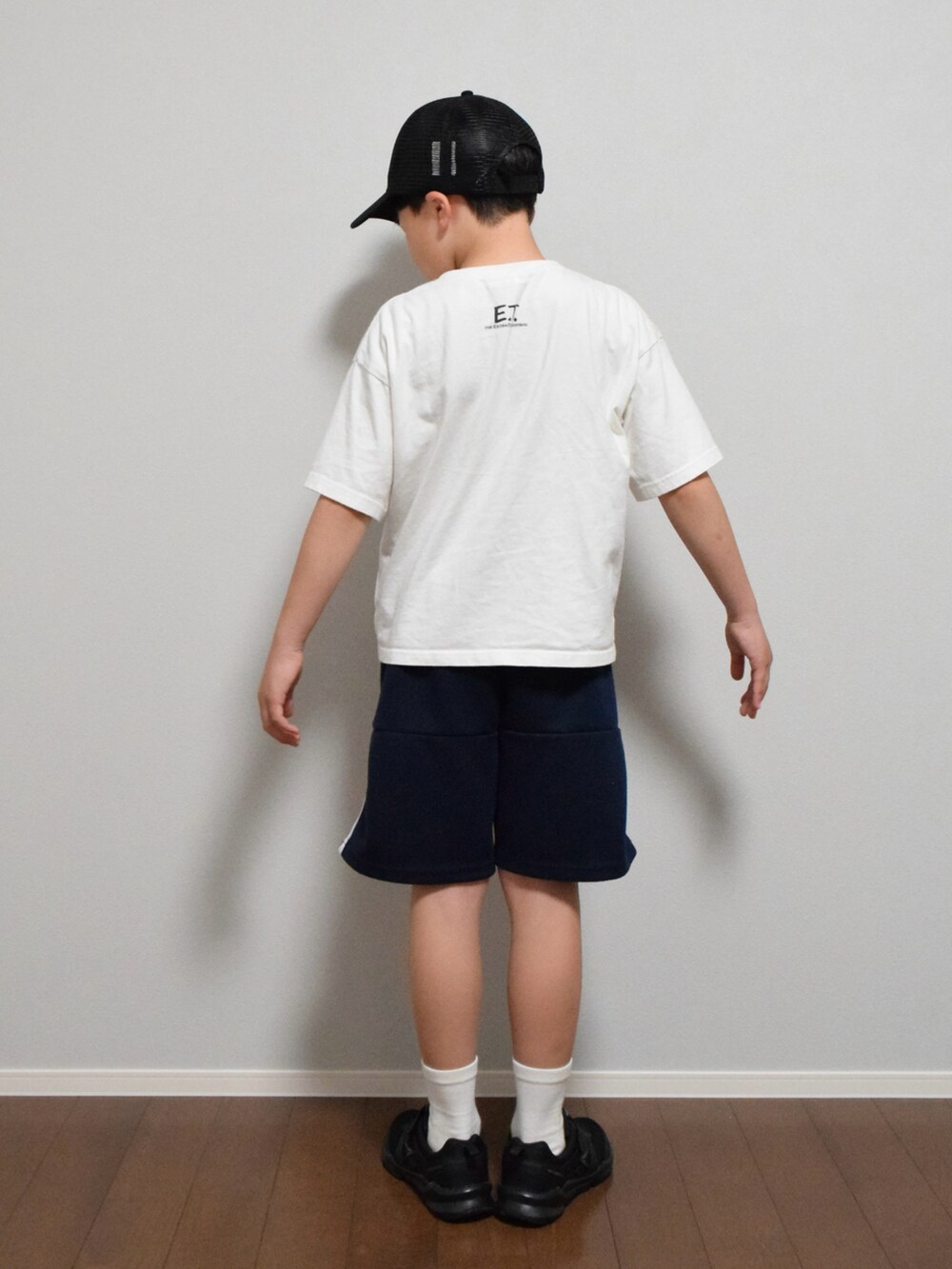 「ストリート、シンプルコーデ、キャップ、ラインパンツ、スポーツミックス、ソックス、スニーカー、キッズコーデ、小学生、男の子」｜「瞬足のアイテム（スニーカー、ブラック系）」を使った、HACHIさん（キッズ・133cm）の春コーディネートの3枚目の写真
