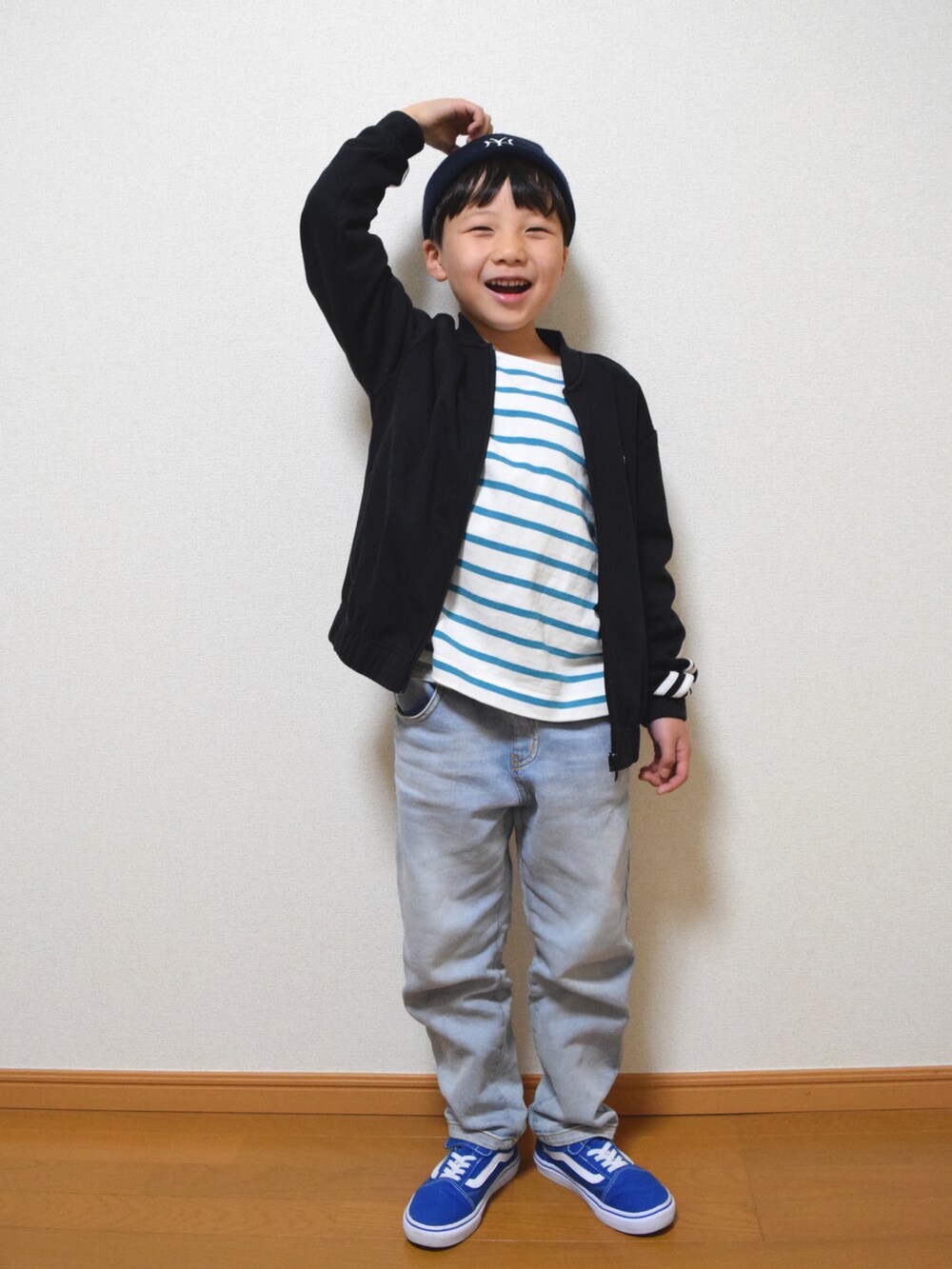 「キッズコーデ、男の子コーデ、シンプルコーデ、スポーツミックス、ニットキャップ、トラックジャケット、ニット帽、ボーダー、デニム、スニーカー、小学生、ストリートMIX、おしゃれさんと繋がりたい」｜「green label relaxingのTJ ドビーデニム テーパードパンツ 100cm-130cm（デニムパンツ、ブルー系）」を使った、HACHIさん（キッズ・123cm）の冬コーディネートの2枚目の写真