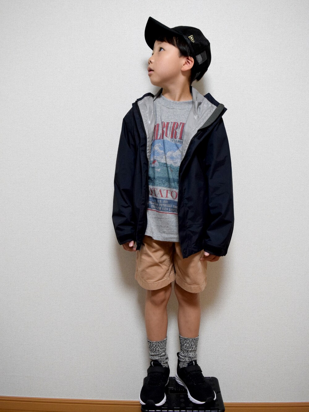 ベージュ系のその他パンツ、ブラック系のスニーカー、グレー系のTシャツ/カットソーを着用したキッズの秋コーディネートの2枚目の写真