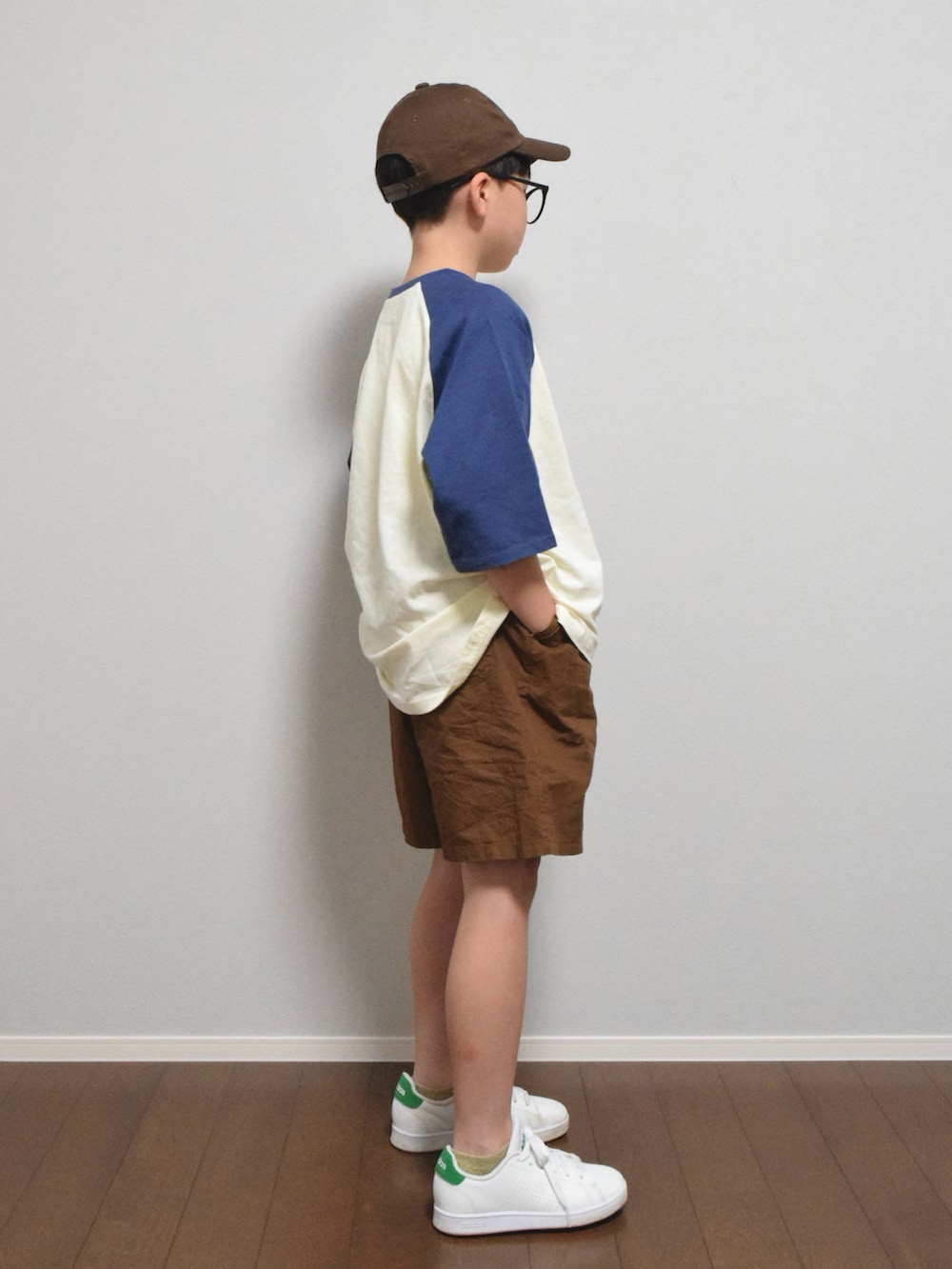 ブルー系のTシャツ/カットソー、ブラウン系のその他パンツ、ホワイト系のスニーカーを着用したキッズの春コーディネートの2枚目の写真