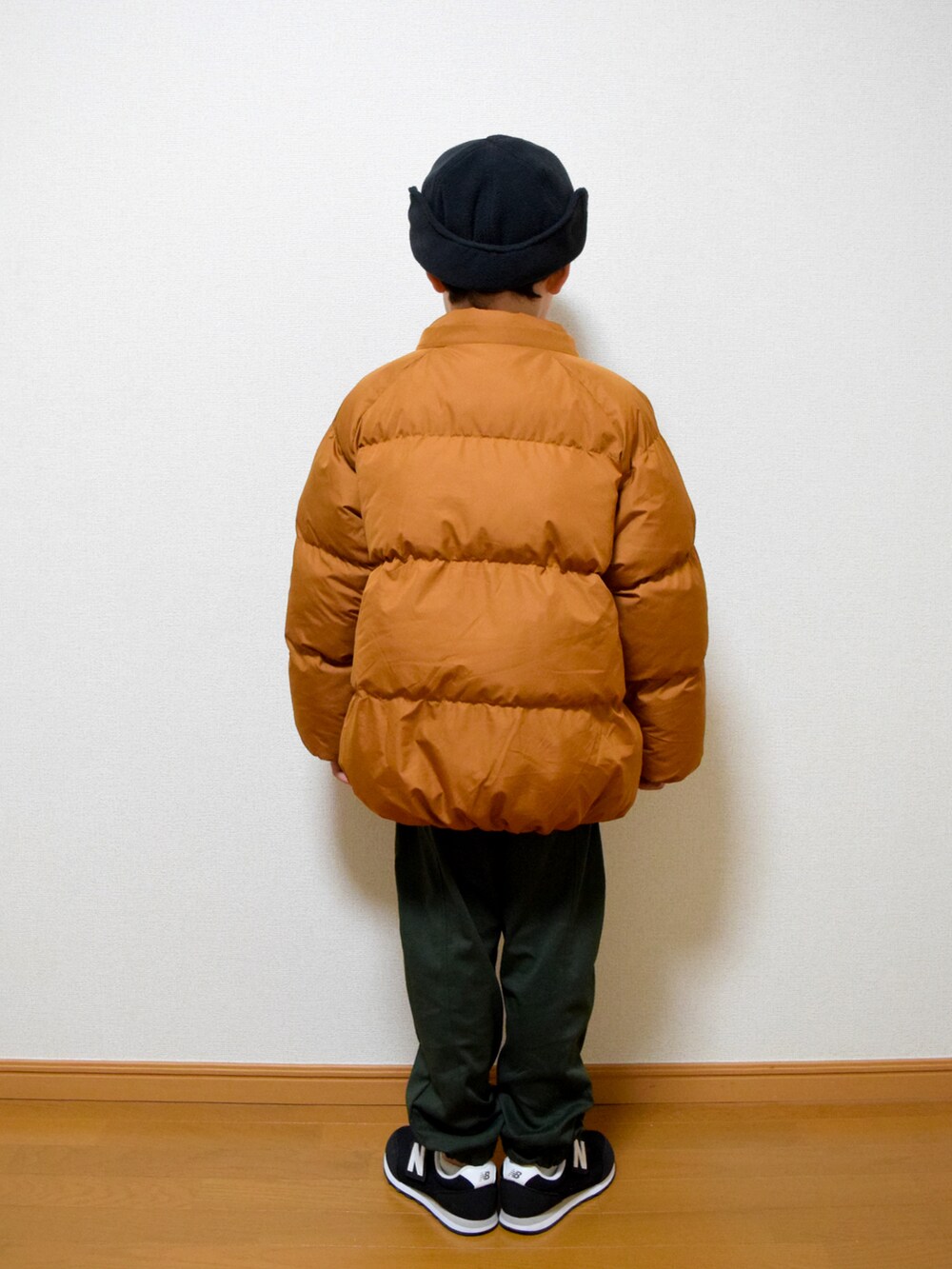 「ファッションを楽しもう、キッズコーデ、男の子、キャップ、アウター、チェックシャツ、ジョガーパンツ、アースカラー、もこもこ、冬コーデ、スニーカー、シンプルコーデ、ストリートMIX、ストリート」｜「LOGOSの【LOGOS/ロゴス】 branshes限定：ジョガーパンツ（その他パンツ、グリーン系）」を使った、HACHIさん（キッズ・123cm）の秋コーディネートの3枚目の写真
